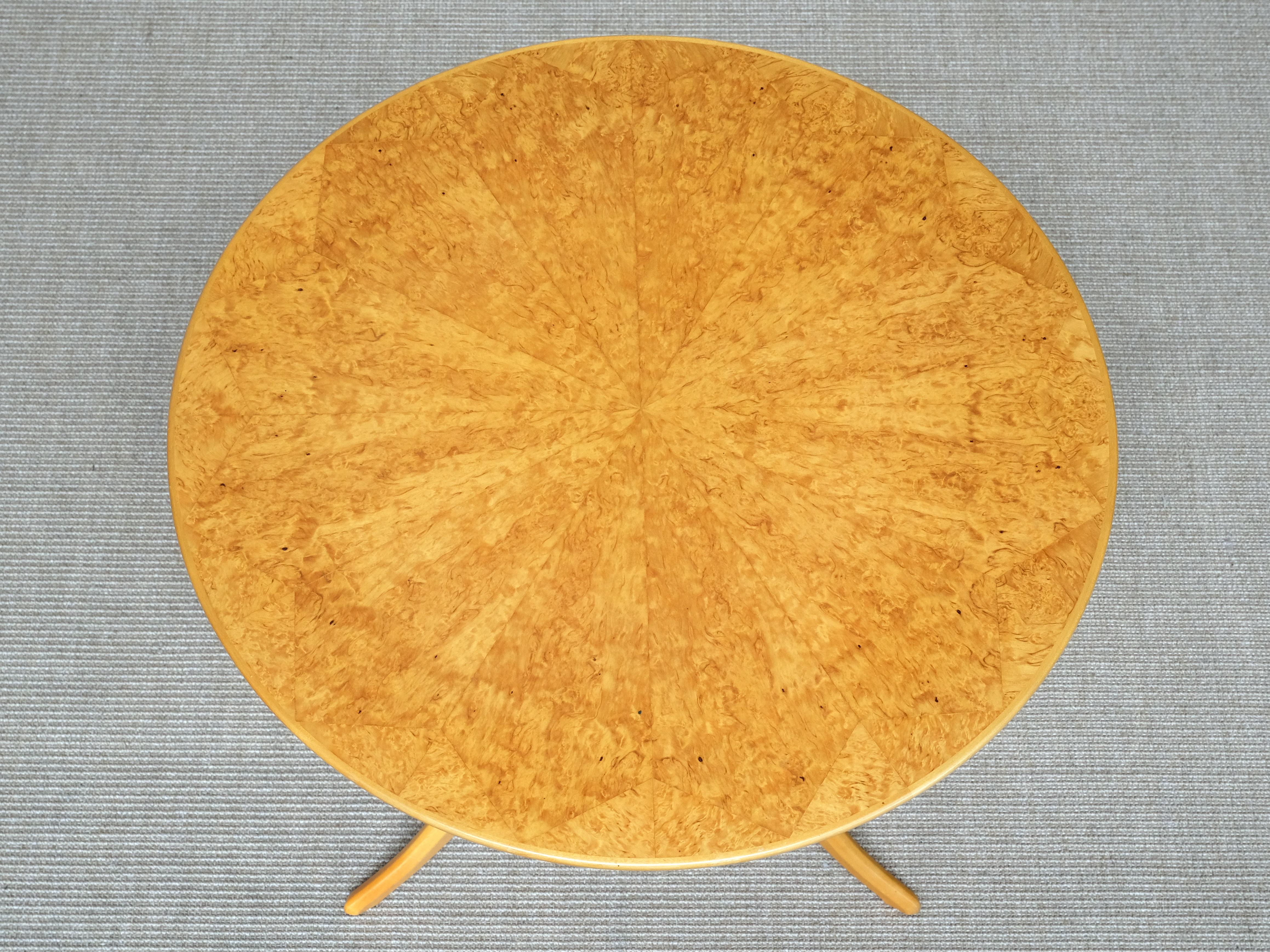 Table d'appoint Carl Malmsten 'Berg' à trois pieds en bouleau Masur, Suède, années 1950 Bon état - En vente à The Hague, NL