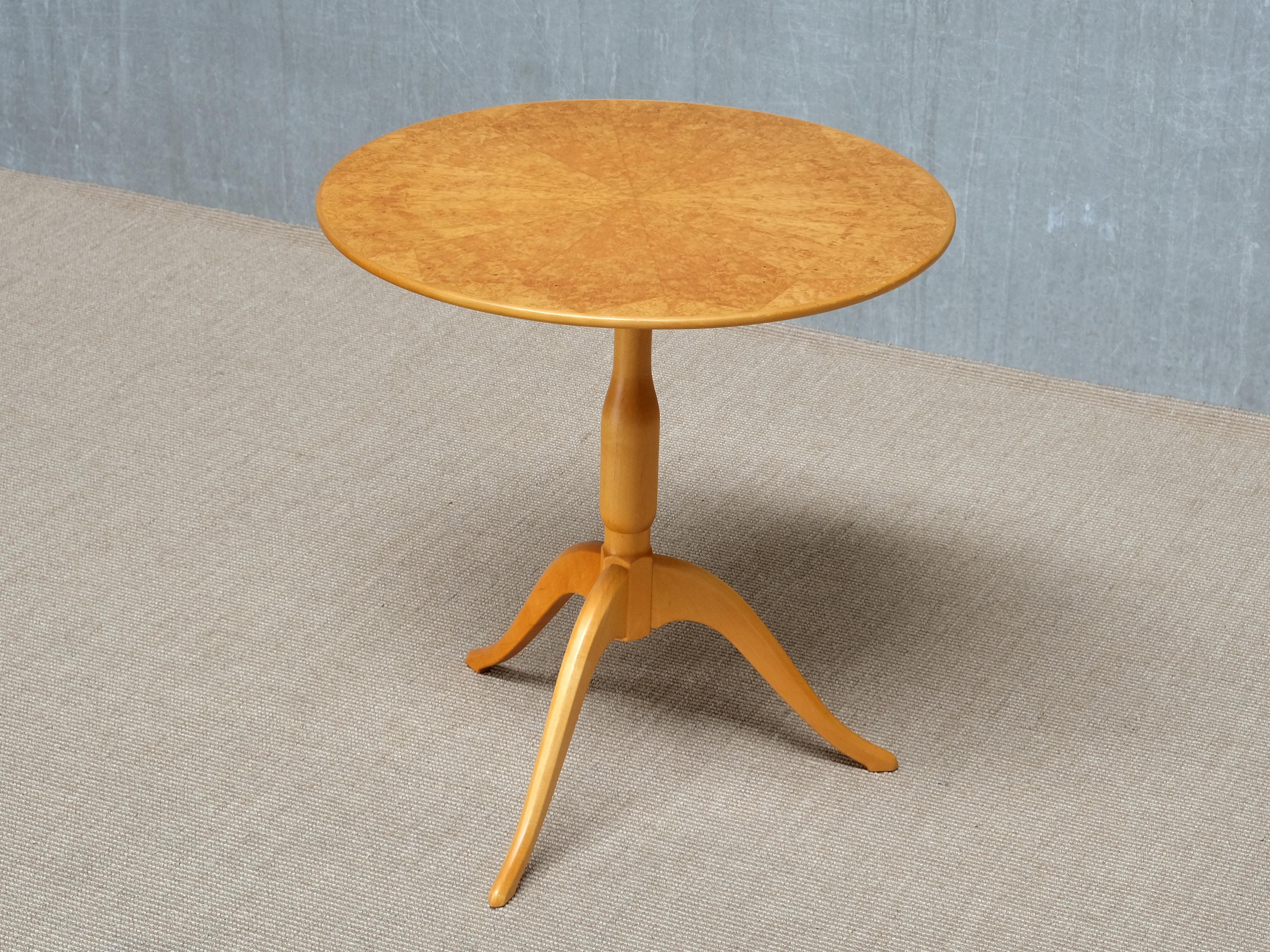 Milieu du XXe siècle Table d'appoint Carl Malmsten 'Berg' à trois pieds en bouleau Masur, Suède, années 1950 en vente
