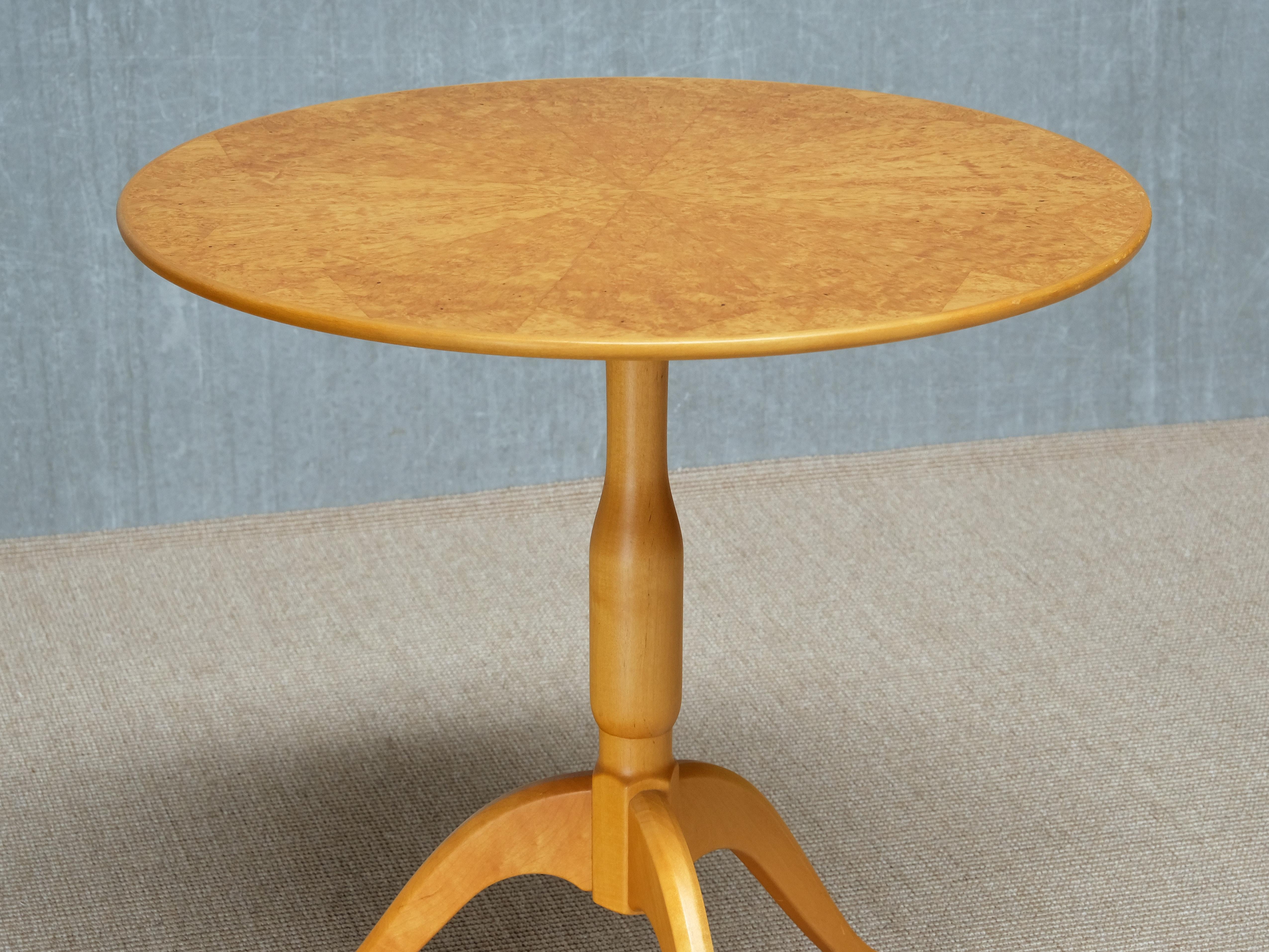 Bouleau Table d'appoint Carl Malmsten 'Berg' à trois pieds en bouleau Masur, Suède, années 1950 en vente