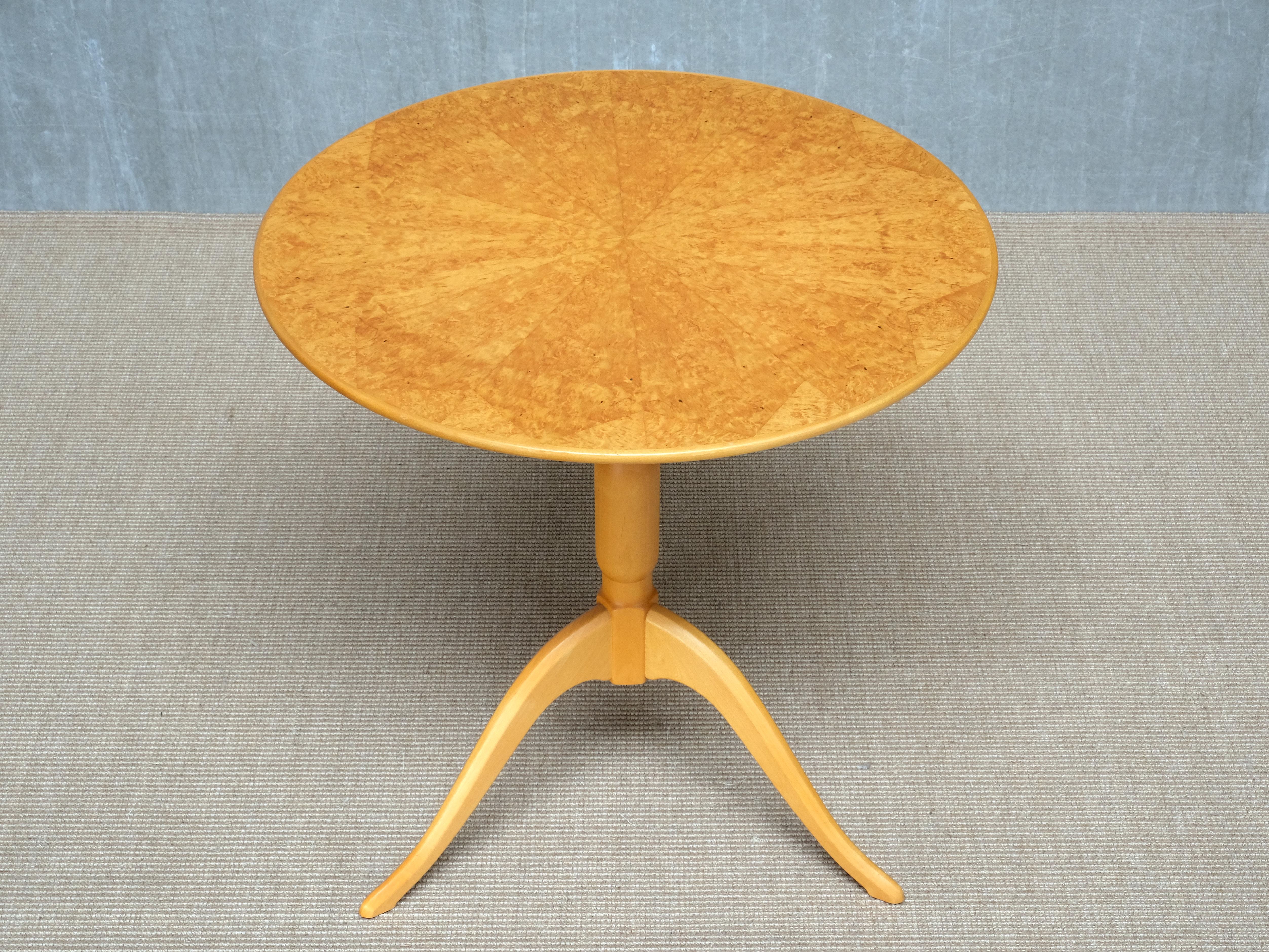 Table d'appoint Carl Malmsten 'Berg' à trois pieds en bouleau Masur, Suède, années 1950 en vente 1