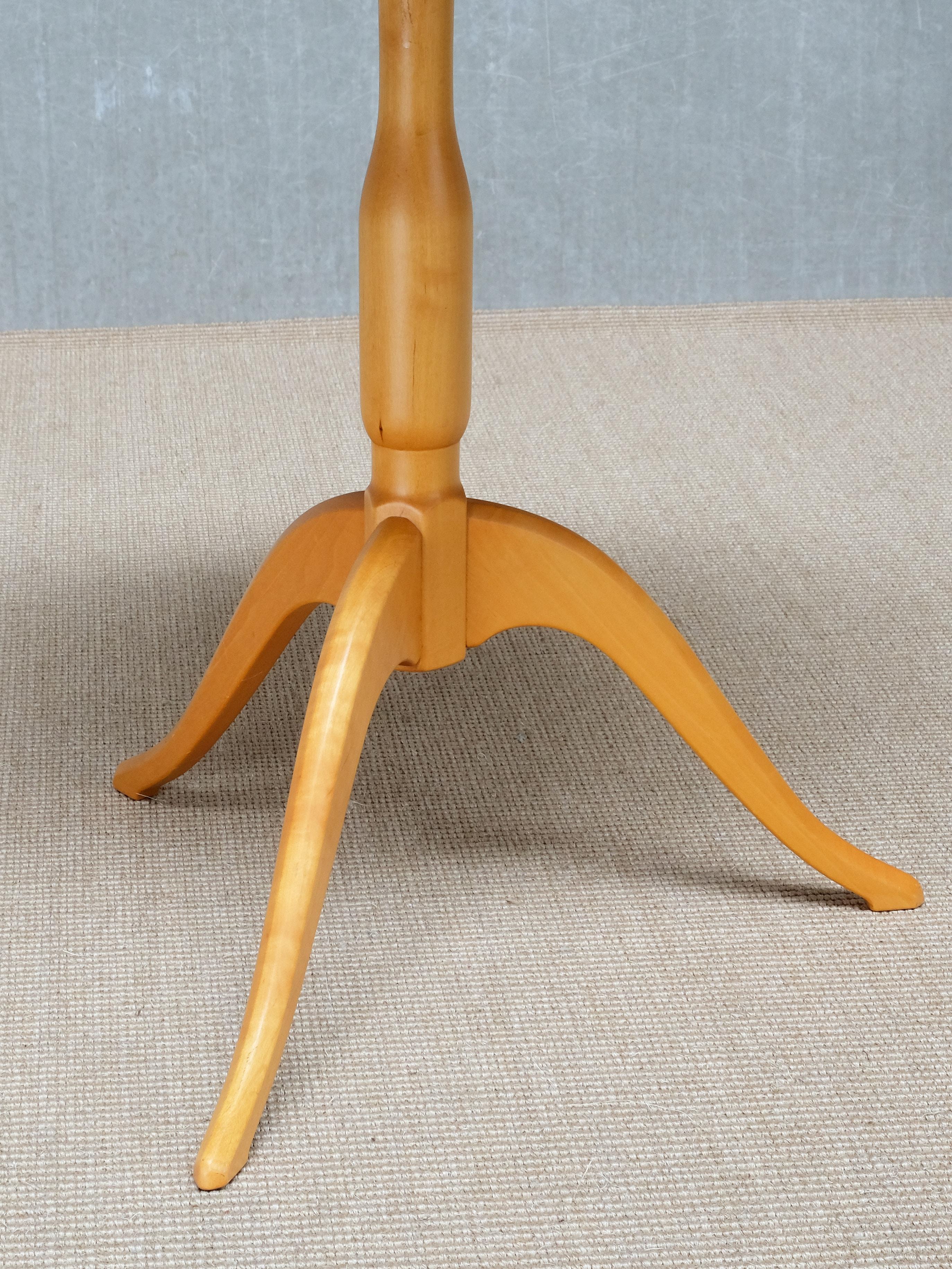 Table d'appoint Carl Malmsten 'Berg' à trois pieds en bouleau Masur, Suède, années 1950 en vente 2