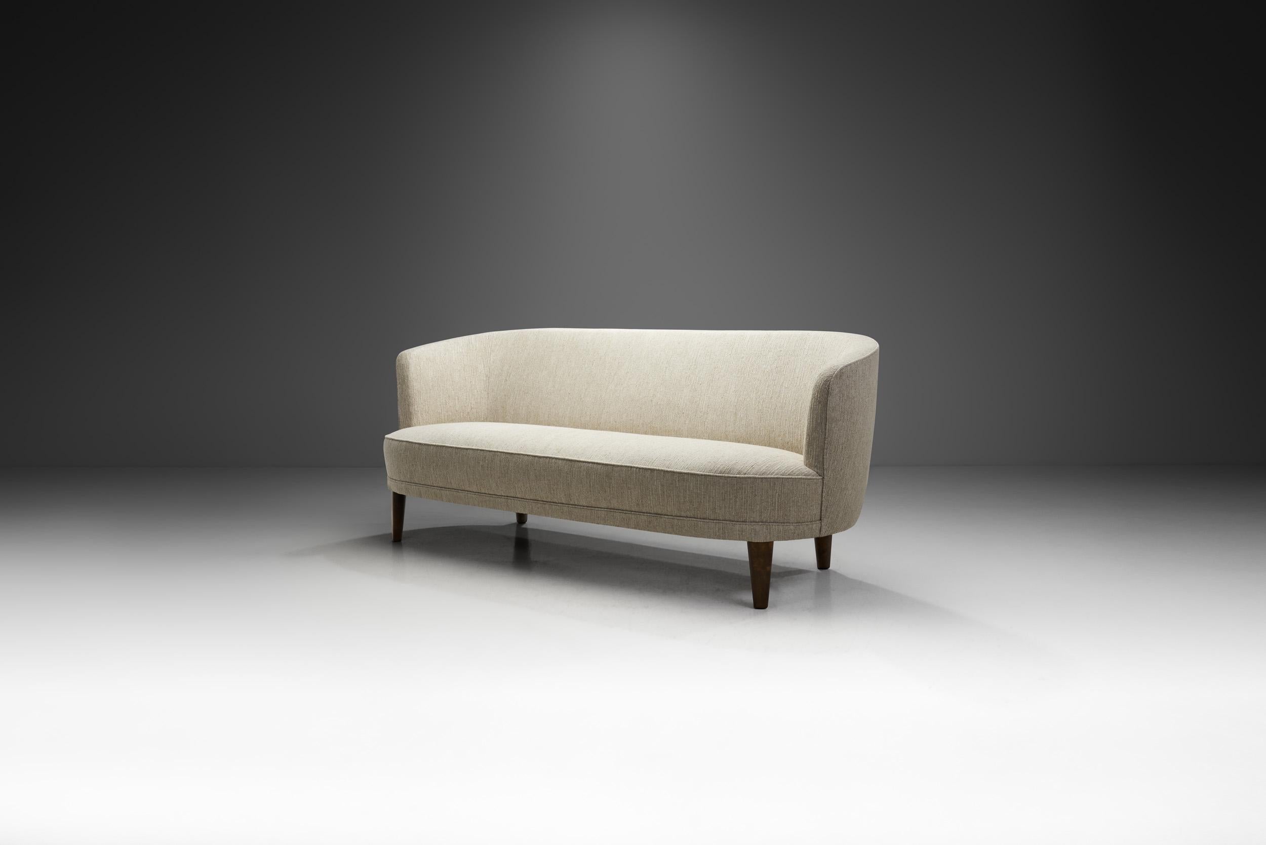 The “Berlin” three-seater sofa is “Malmstenesque” to its core. Designed in 1960, this sofa shows the designer’s predilection for traditional Swedish craftsmanship. Rejecting strict functionalism, his models are equipped with a cosy, welcoming