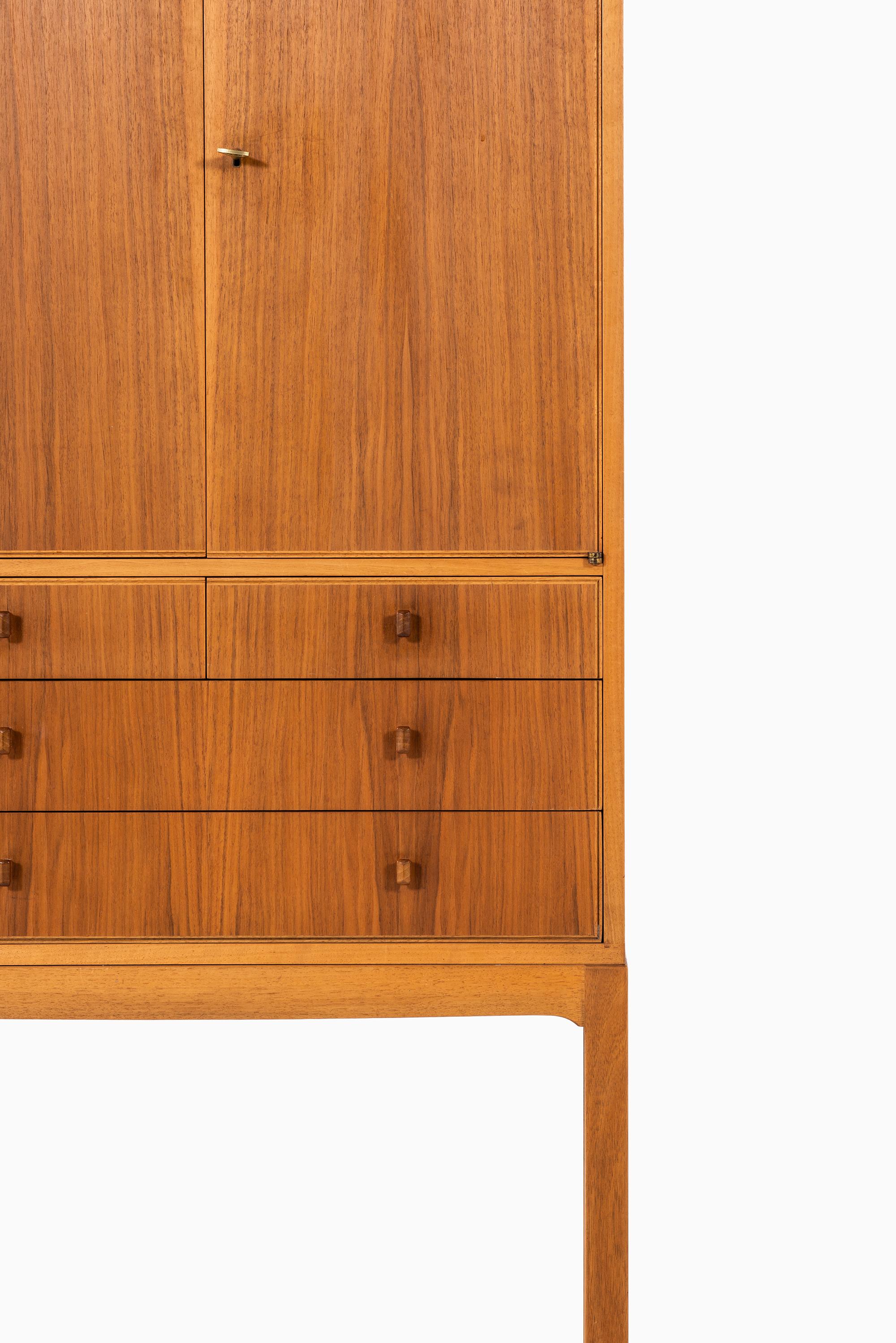 Rare cabinet model Lillbo designed by Carl Malmsten. Produced by Carl Löfving & Söner in Sweden.