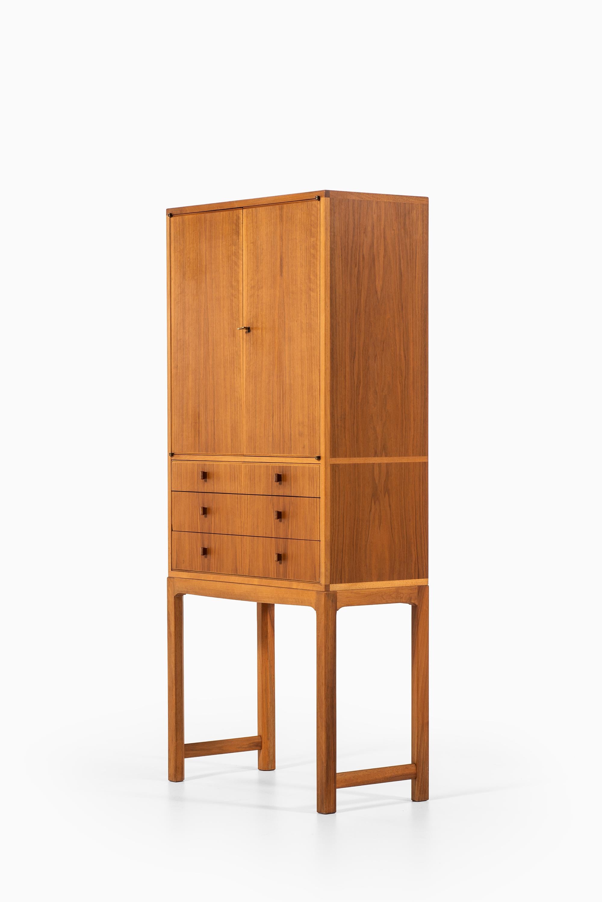 Mid-20th Century Carl Malmsten Cabinet Model Lillbo Produced by Carl Löfving & Söner in Sweden
