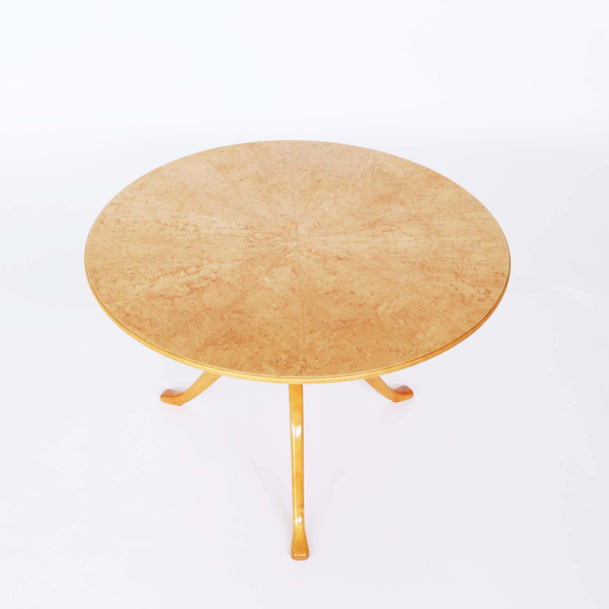 Une table centrale gracieuse, avec un plateau en placage de bouleau radial et une base tripode en bouleau massif. Observez la subtile sculpture de la base. Estampillé CM.

Carl Malmsten était l'un des designers les plus talentueux et les plus