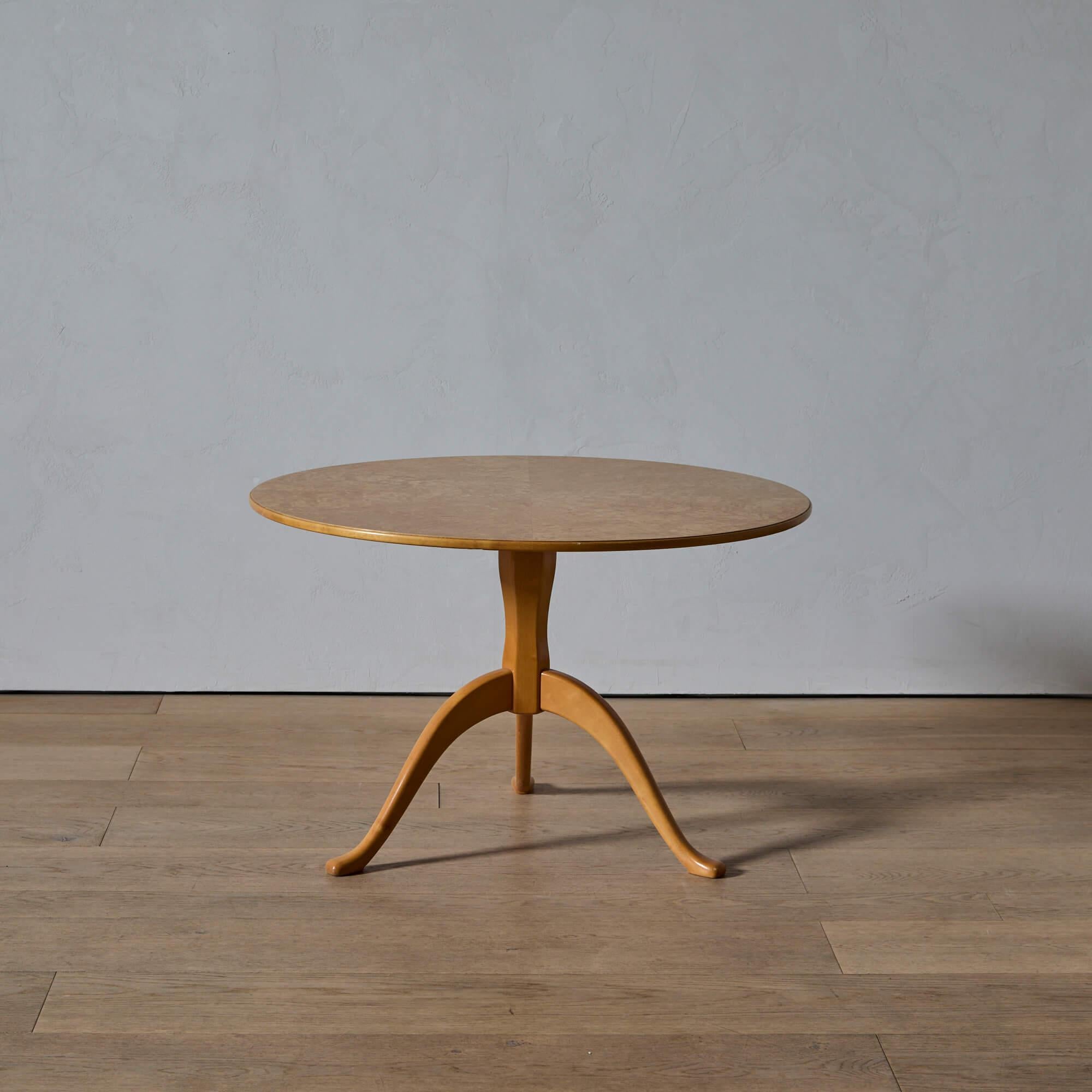 Une table centrale gracieuse, avec un plateau en placage de bouleau radial et une base tripode en bouleau massif. Observez la subtile sculpture de la base. Estampillé CM.

Carl Malmsten était l'un des designers les plus talentueux et les plus