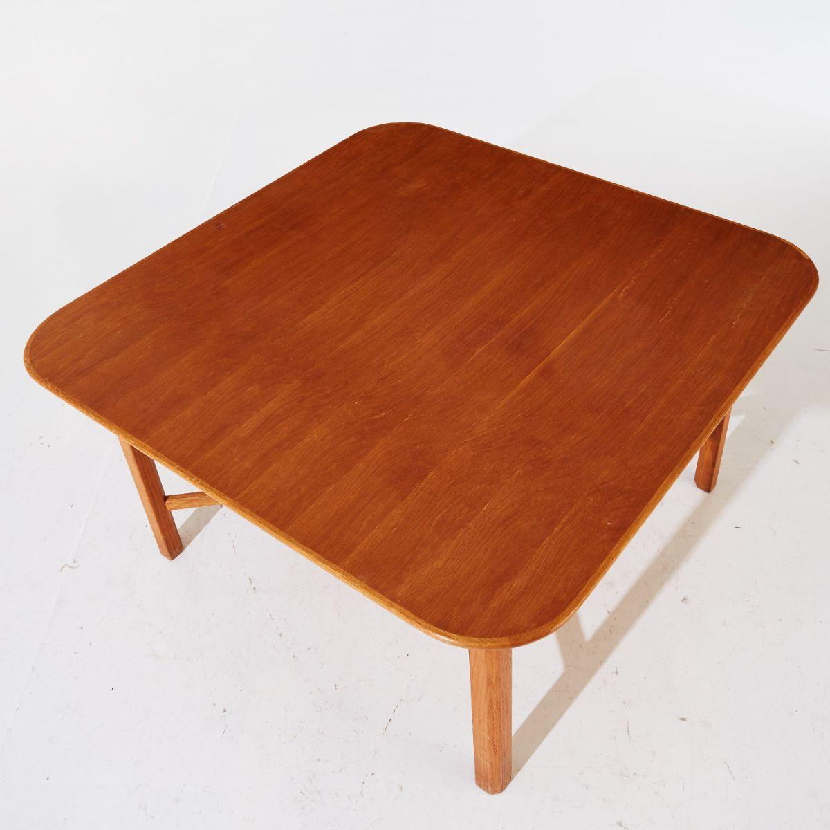 Carl Malmsten was a legend in the world of traditional Swedish craftsmanship, and this stylish coffee table is a near-perfect example of mid-century design excellence. Veneered in drop-dead gorgeous oak, it perfectly illustrates the master furniture