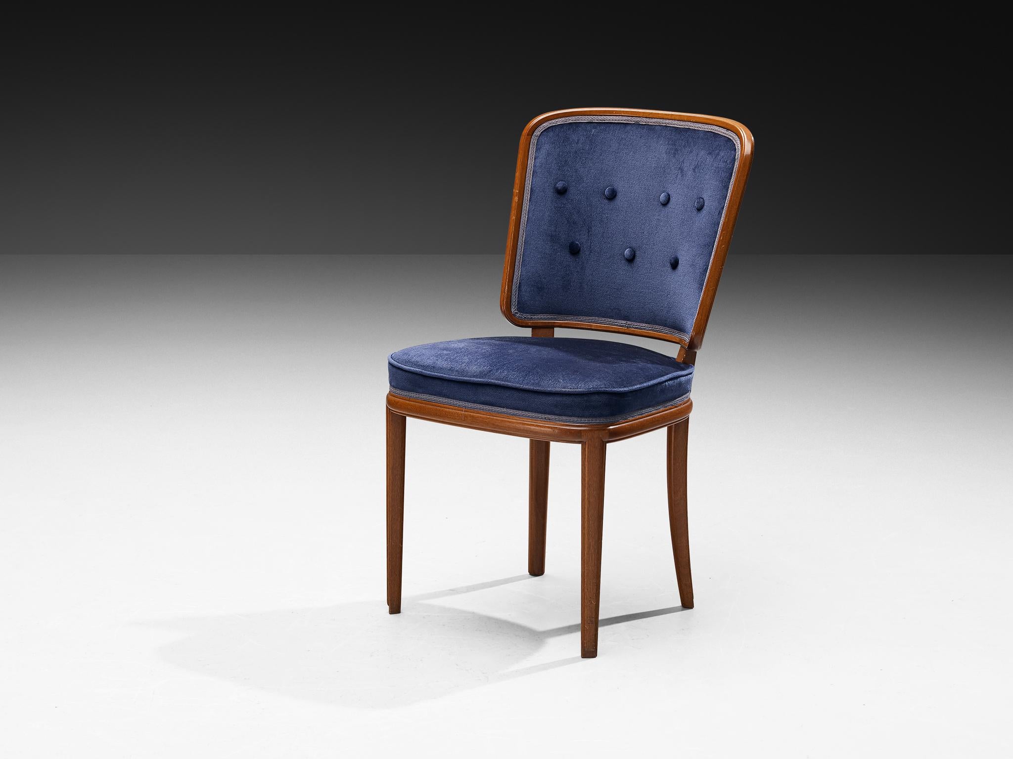 Carl Malmsten, silla de comedor, nogal, terciopelo, Suecia, años 40

Diseñada por Carl Malmsten en los años cuarenta, esta silla de comedor o auxiliar tiene una bella y elegante silueta ejecutada con los mejores materiales. La silla posee un aspecto