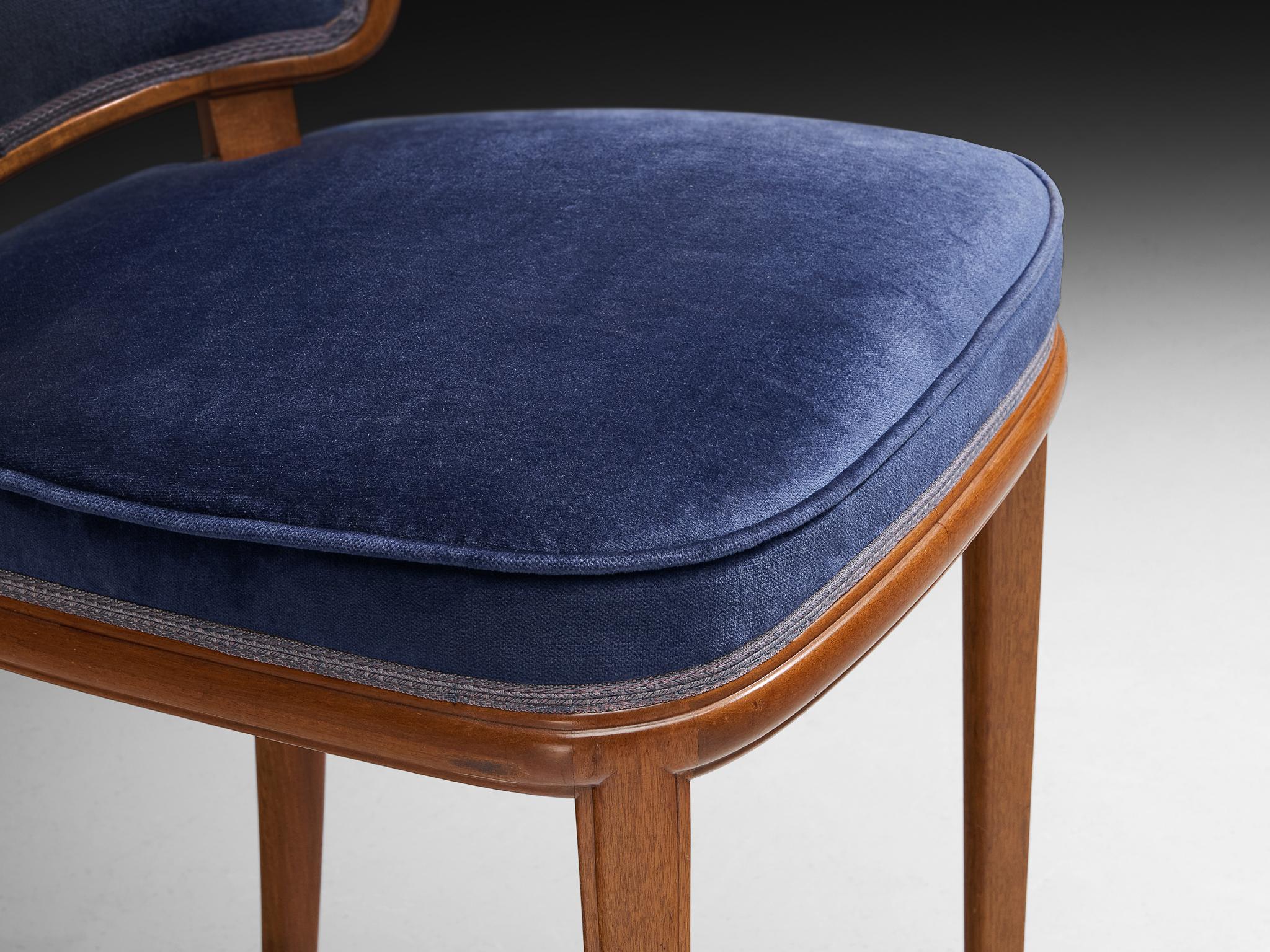 Silla de comedor Carl Malmsten de nogal y terciopelo azul Escandinavo moderno en venta