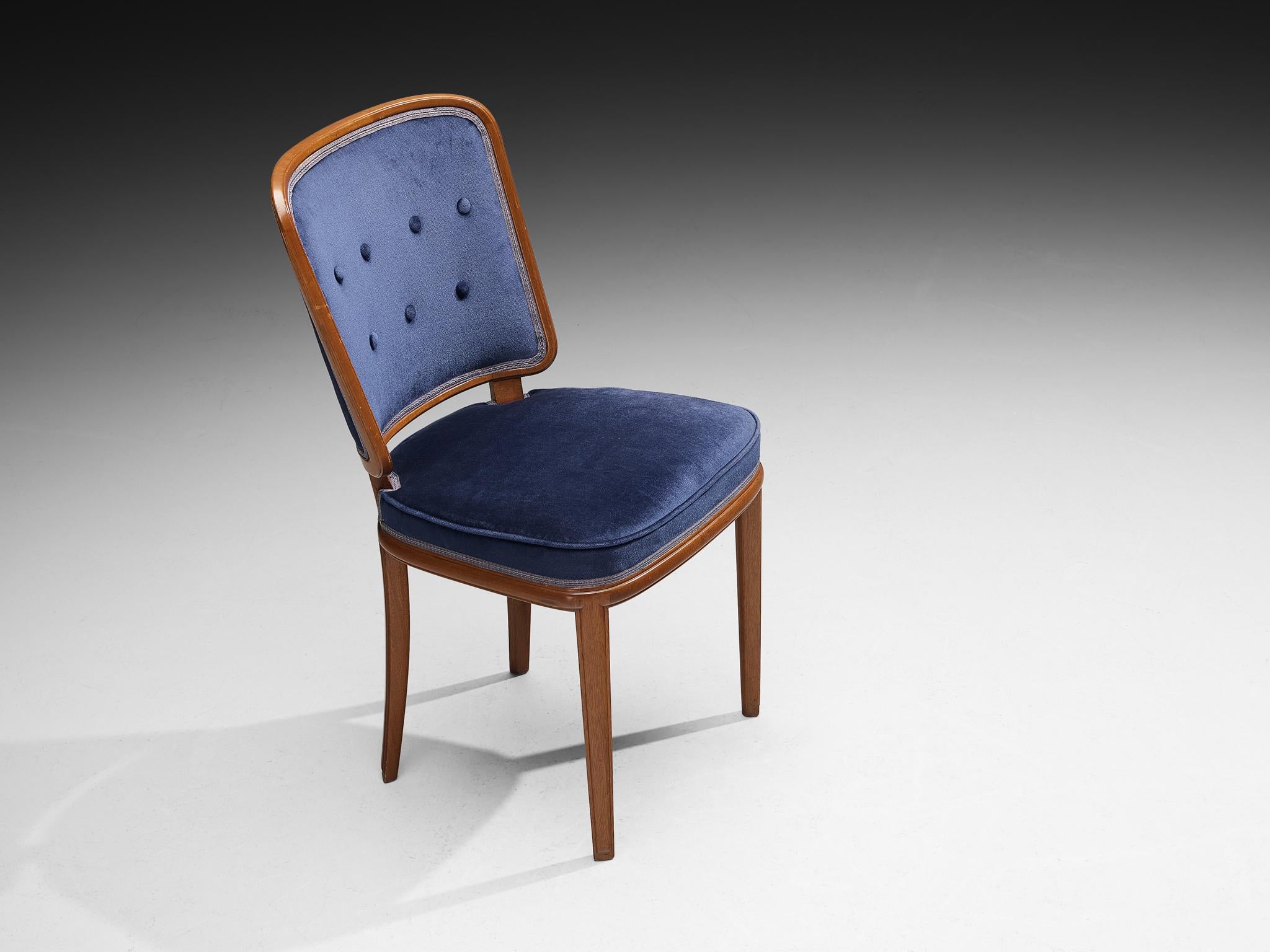 Silla de comedor Carl Malmsten de nogal y terciopelo azul Sueco en venta