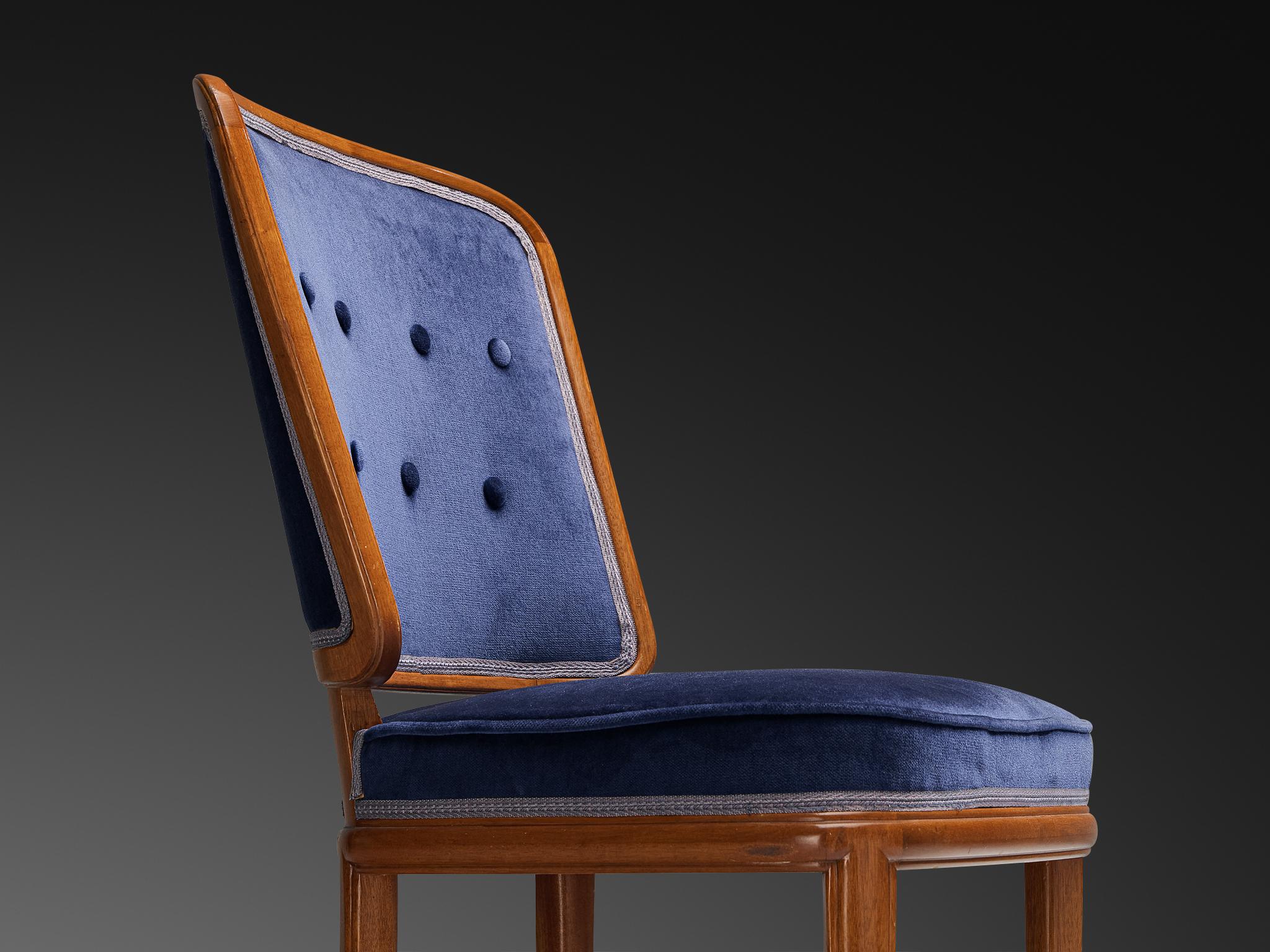 Silla de comedor Carl Malmsten de nogal y terciopelo azul en Bueno estado para la venta en Waalwijk, NL