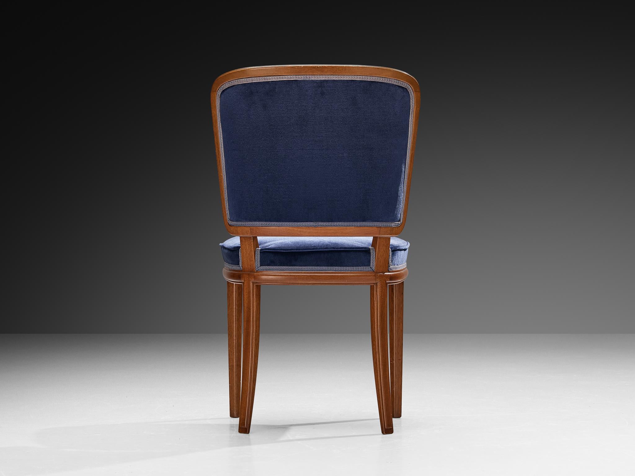 Silla de comedor Carl Malmsten de nogal y terciopelo azul mediados del siglo XX en venta