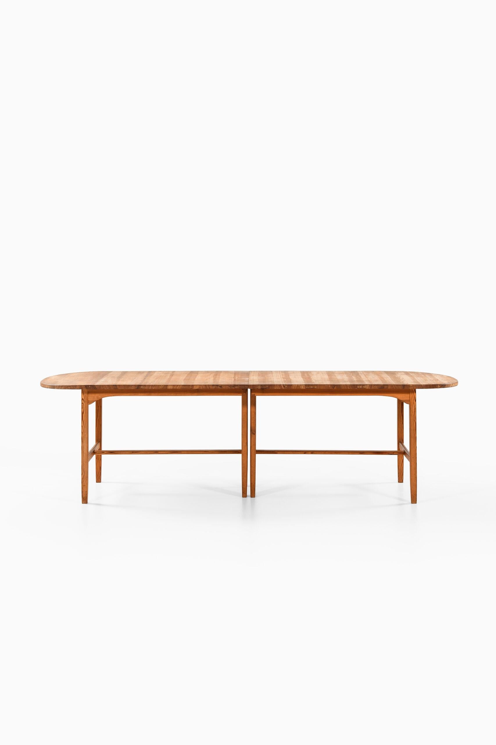 Very rare dining table model Sörgården designed by Carl Malmsten. Produced in Sweden.