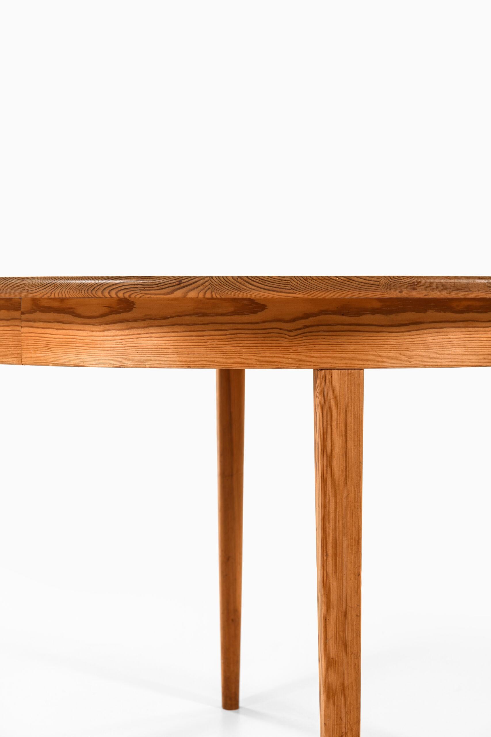 Rare dining table designed by Carl Malmsten. Produced in Sweden.
Width: 110 ( 220 ) cm.