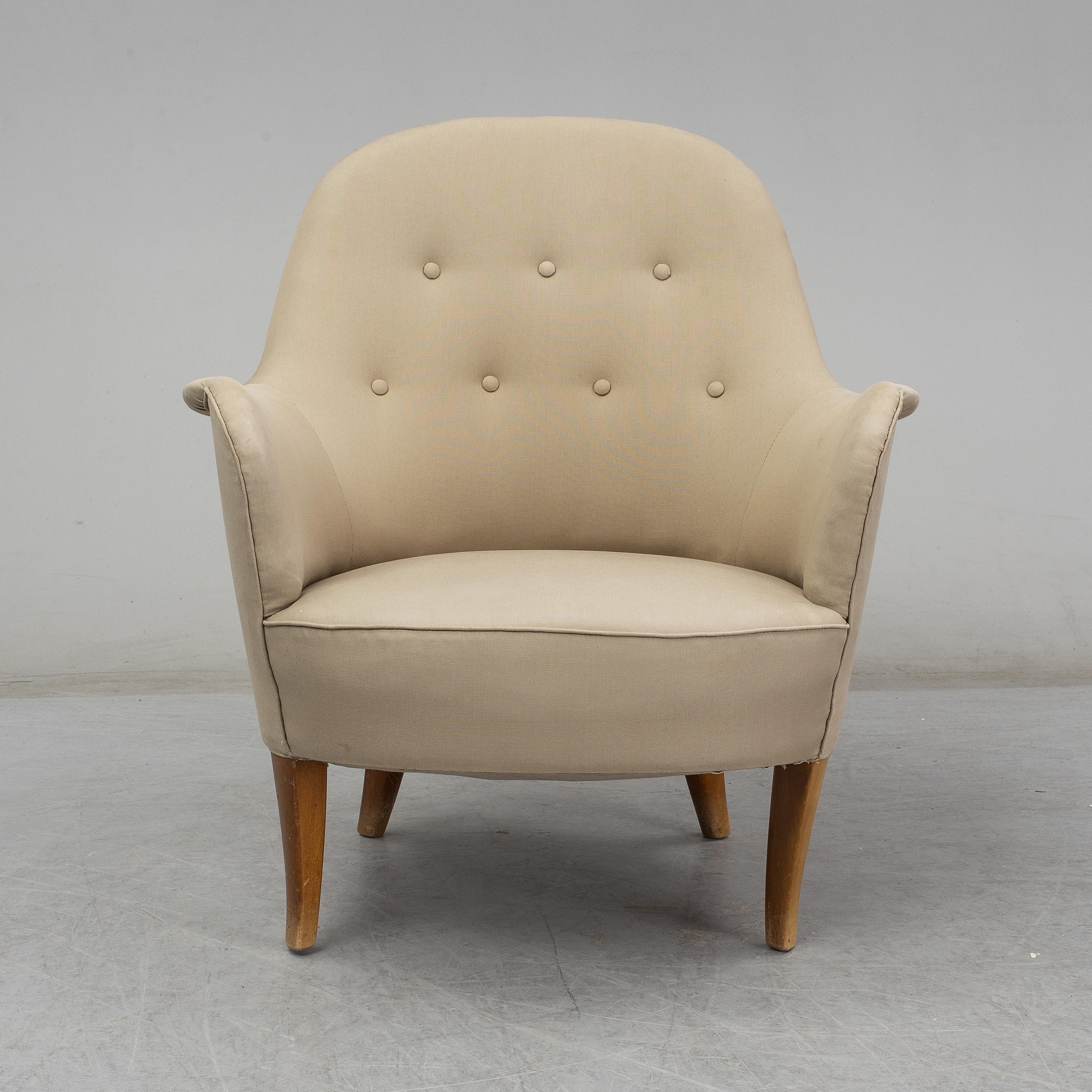 A second half of the 20th century easy chair by Carl Malmsten. Makers mark on piece.
Later upholstery.
Re-upholstery services available upon request with COM fabric or from our collection. Inquire for pricing as well as fabric samples.
