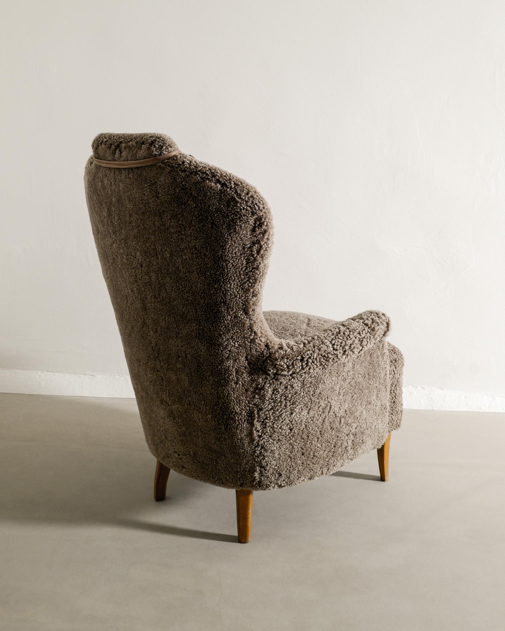 Carl Malmsten „Farmor“ Sessel aus Schafsleder, hergestellt in Schweden 1950 (Schwedisch) im Angebot