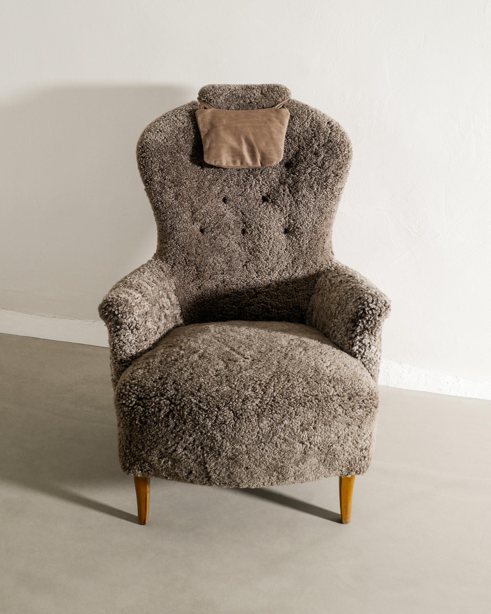 Carl Malmsten „Farmor“ Sessel aus Schafsleder, hergestellt in Schweden 1950 (Schaffell und Schafleder) im Angebot