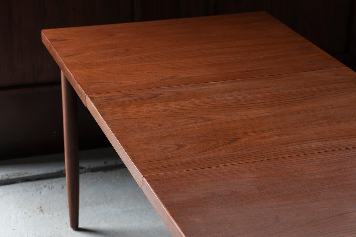 Veneer Extendable dining table in teak wood, rectangular design