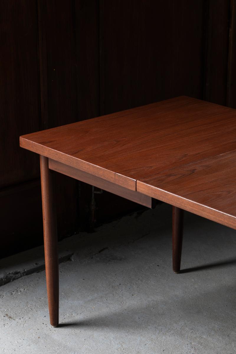 Extendable dining table in teak wood, rectangular design In Good Condition In Antwerpen, BE