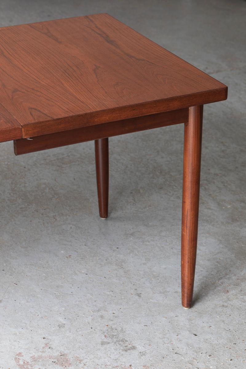 Mid-20th Century Extendable dining table in teak wood, rectangular design