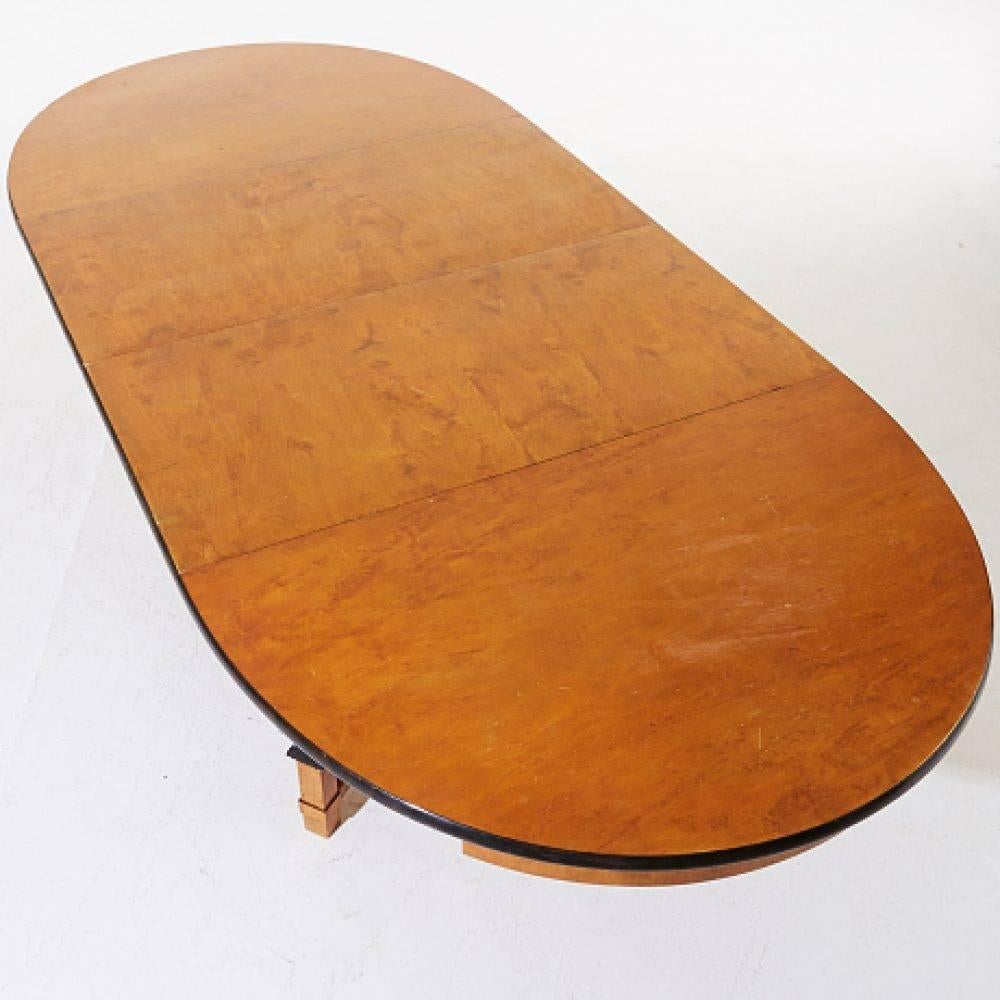 Oval birch table, model “Haga”.
Design by Carl Malmsten, made by Nordiska Kompaniet in the 1920s.
Table supplied with two extension panels.
Presence of a metal plate AB Nordiska Kompania attesting the origin of fabrication. Measure: Table height