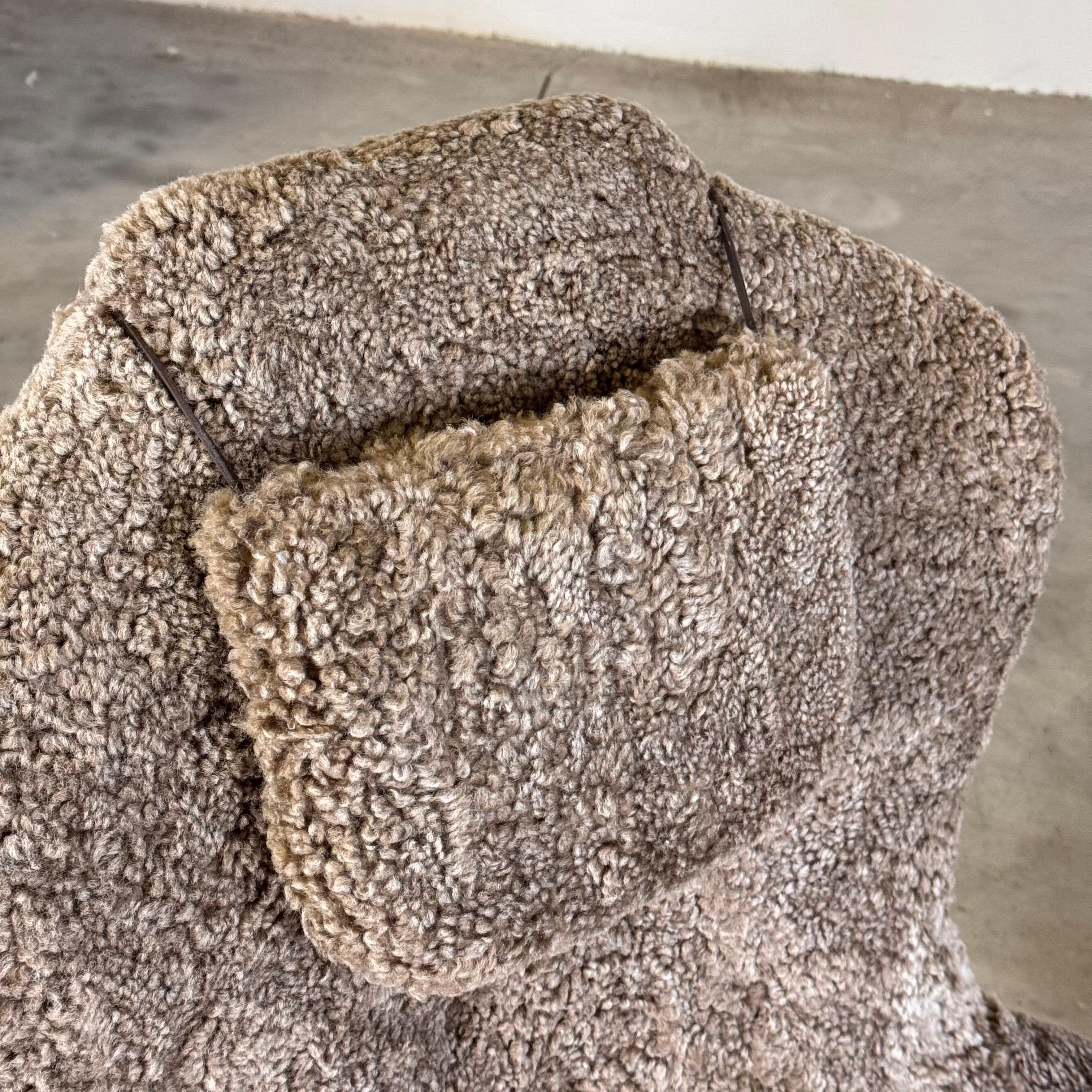 Carl Malmsten para O.H. Sillón Sjögren 'Farmor' en lana de cordero gris, años 50 en venta 2