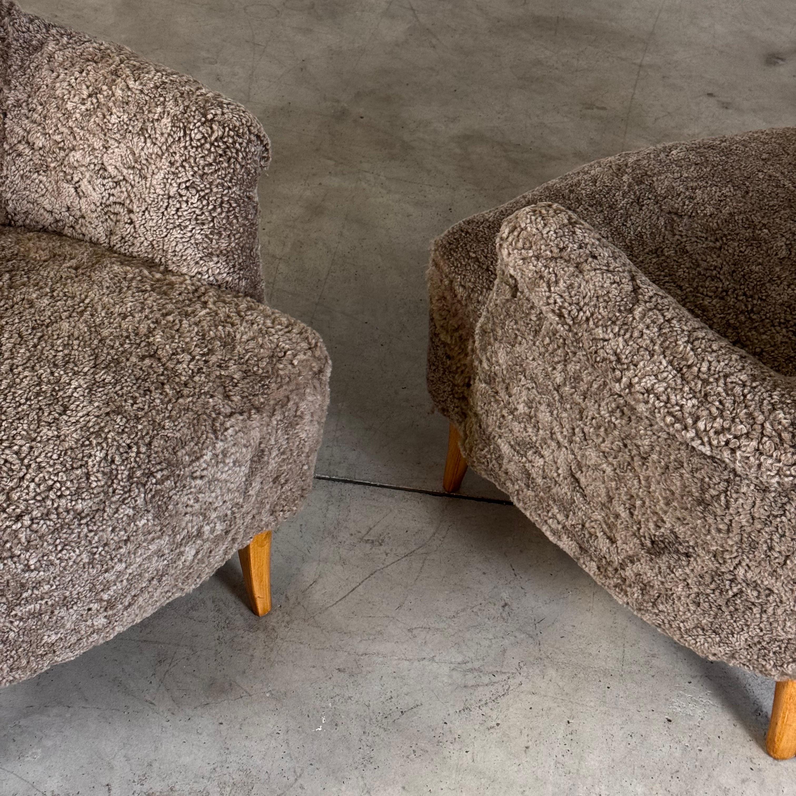 Carl Malmsten para O.H. Sillón Sjögren 'Farmor' en lana de cordero gris, años 50 Corderillo en venta