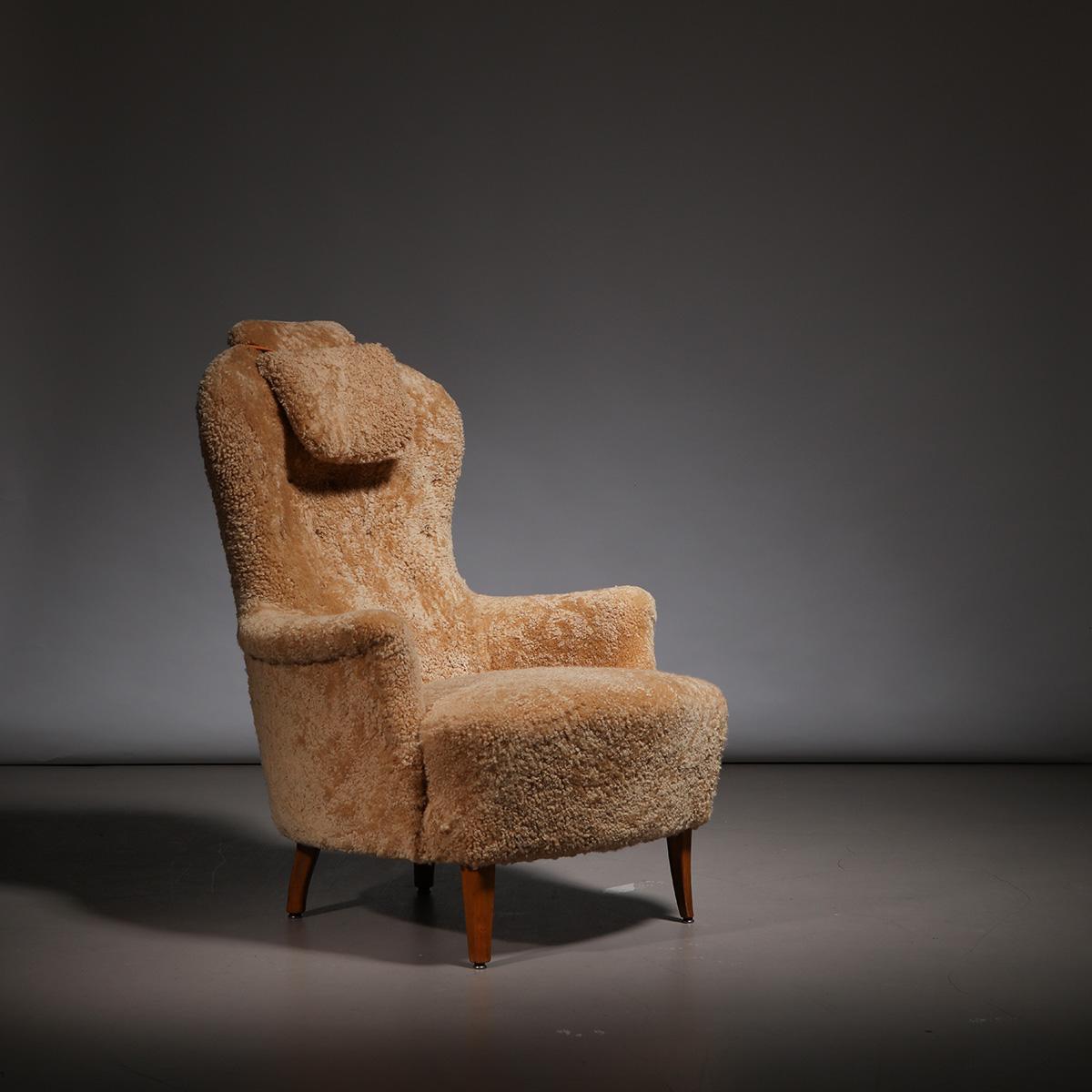 Armchair in honey sheepskin, model “Farmor”, designed by the Swedish designer Carl Malmsten and manufactured by O.H. Sjögren in Sweden, 1950s.

The iconic 