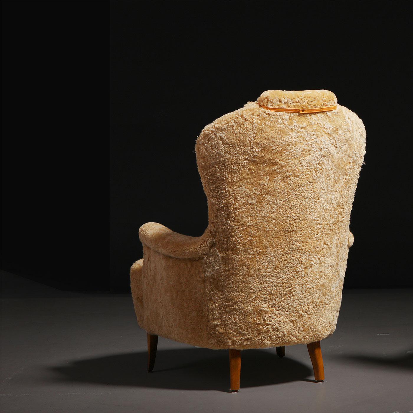 Carl Malmsten für O.H. Sjögren 'Farmor' Sessel aus Honey Schafsfell, 1950er Jahre (Skandinavische Moderne) im Angebot