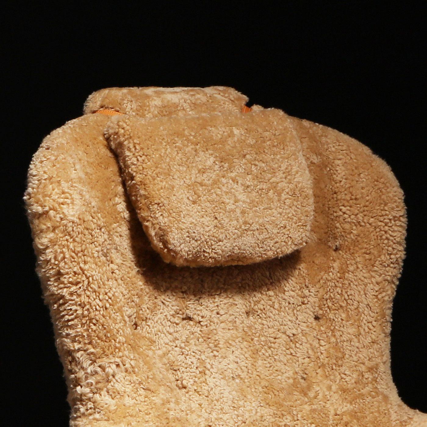 Carl Malmsten für O.H. Sjögren 'Farmor' Sessel aus Honey Schafsfell, 1950er Jahre (Schwedisch) im Angebot