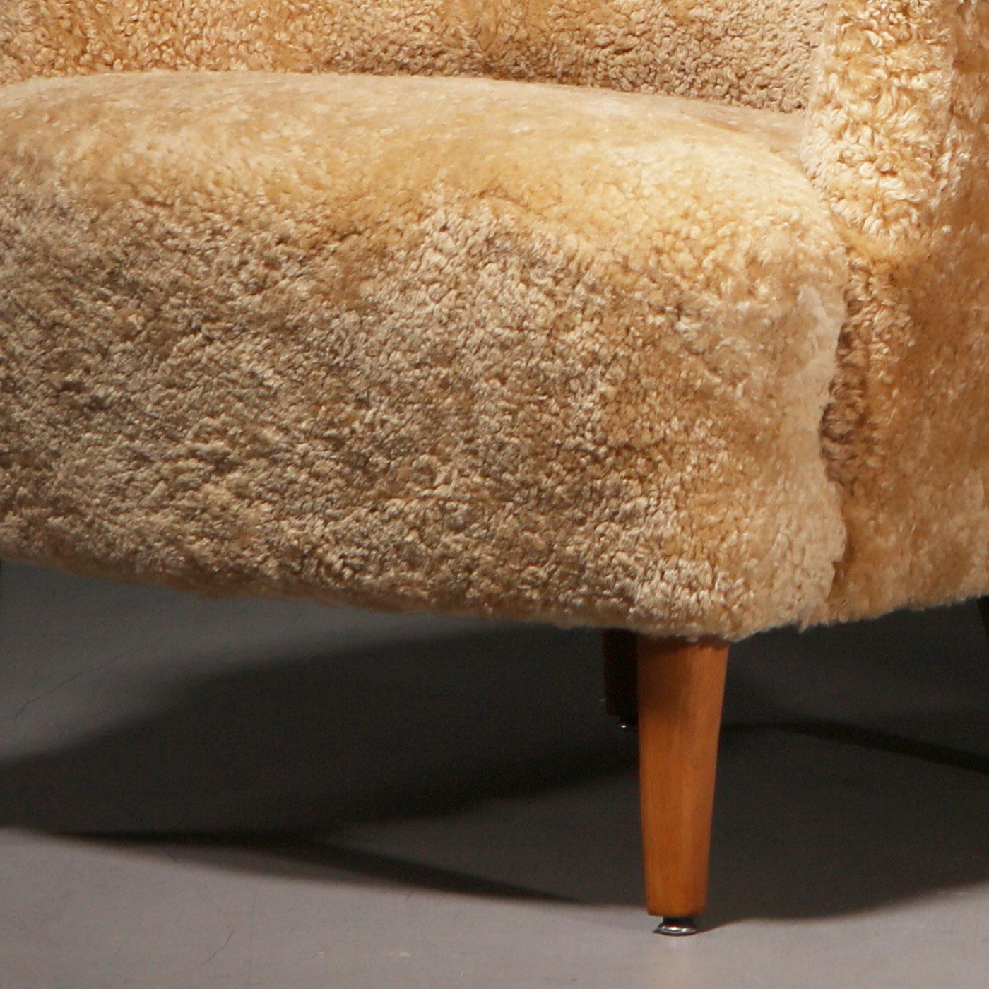 Carl Malmsten für O.H. Sjögren 'Farmor' Sessel aus Honey Schafsfell, 1950er Jahre im Zustand „Gut“ im Angebot in Prague, New Town