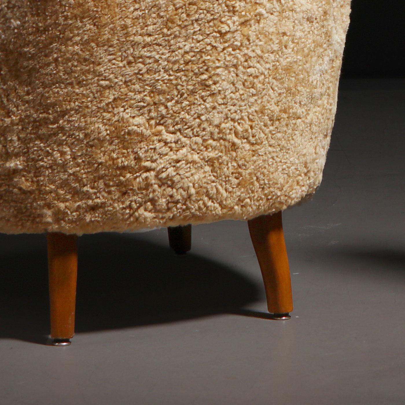 Carl Malmsten für O.H. Sjögren 'Farmor' Sessel aus Honey Schafsfell, 1950er Jahre (Mitte des 20. Jahrhunderts) im Angebot