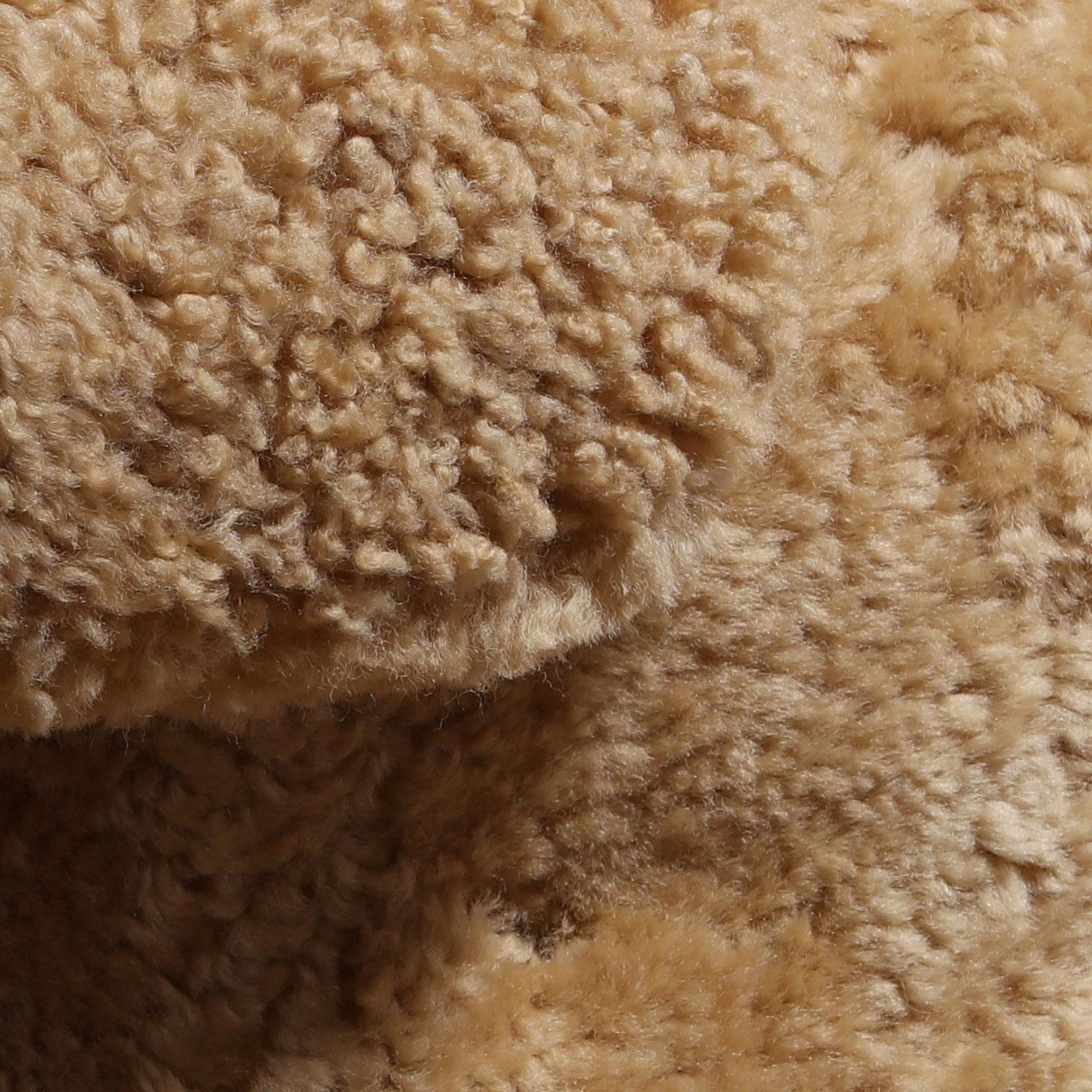 Carl Malmsten für O.H. Sjögren 'Farmor' Sessel aus Honey Schafsfell, 1950er Jahre (Schaffell und Schafleder) im Angebot