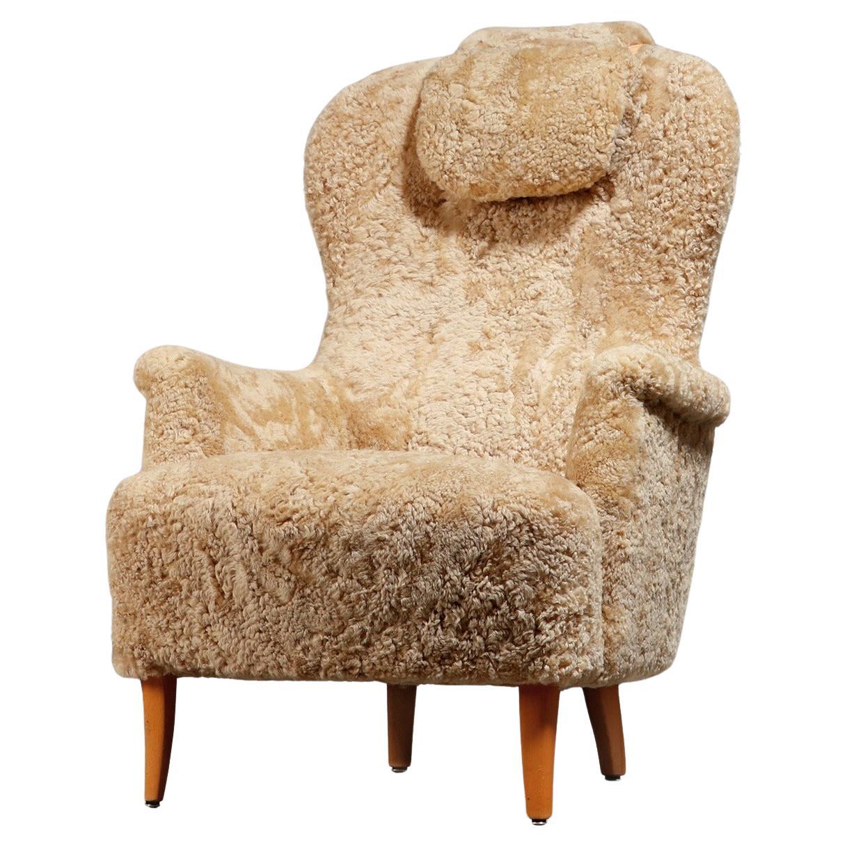 Carl Malmsten pour O.H. Fauteuil 
Farmor
 de Sjögren en peau de mouton Honey, années 1950