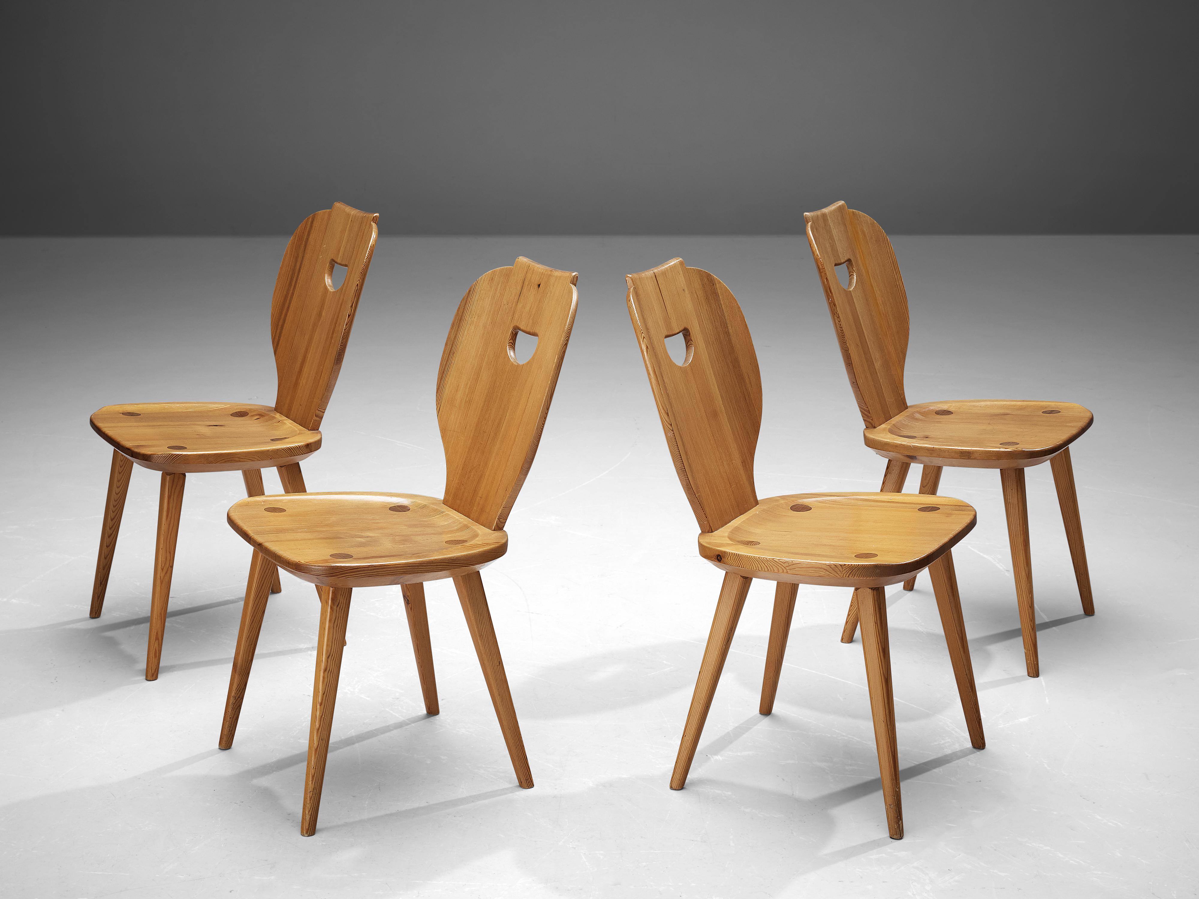 Carl Malmsten for Svensk Fur, dining chairs model 'Sörgården', pine, Sweden, 1950s

This set of four dining chairs designed by Malmsten and manufactured by Svensk Fur combines comfort with functional and visual aspects. Not only provides Malmsten's
