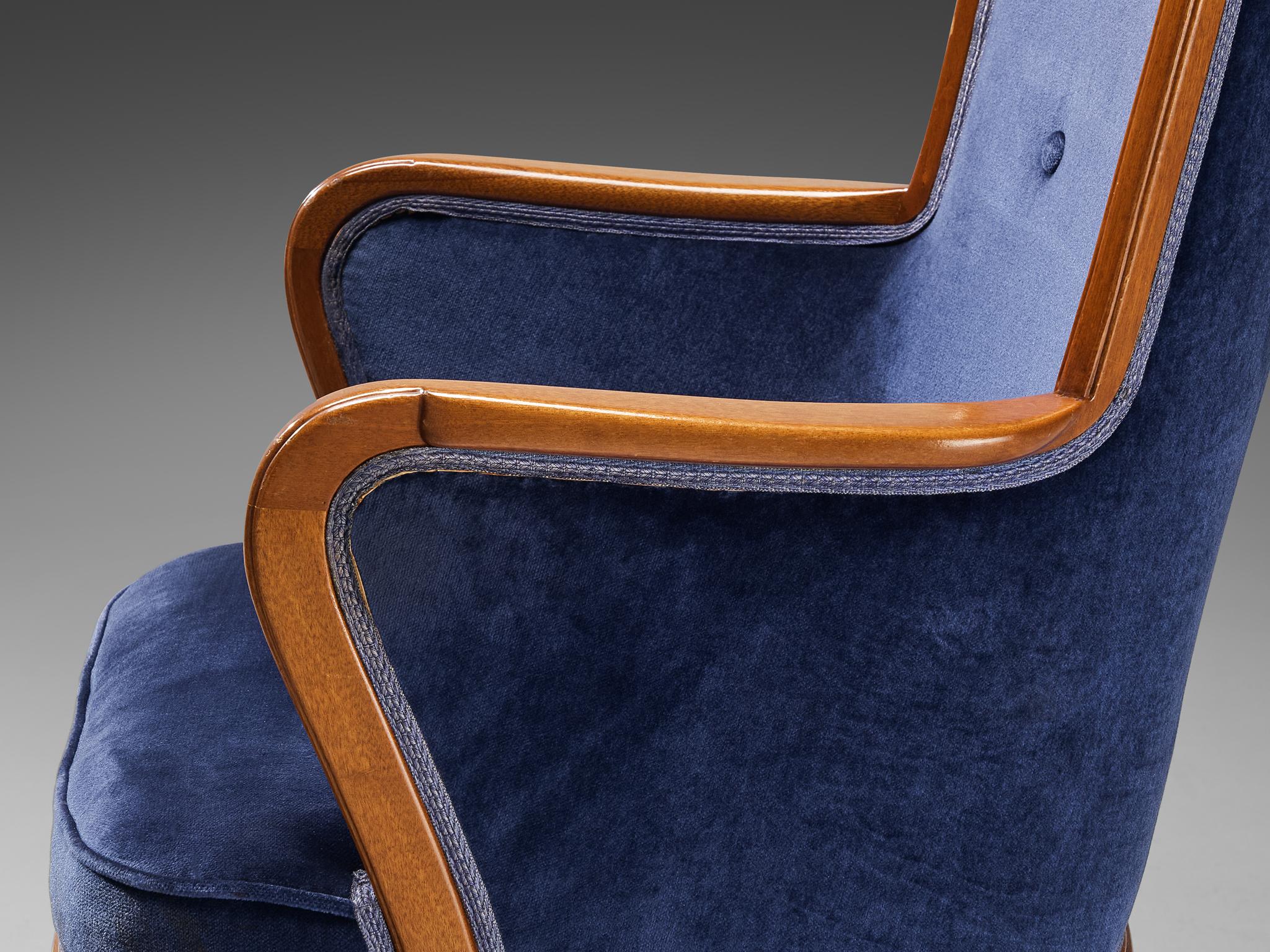 Carl Malmsten-Stuhl mit hoher Rückenlehne aus Mahagoni und blauer Polsterung  (Mitte des 20. Jahrhunderts) im Angebot