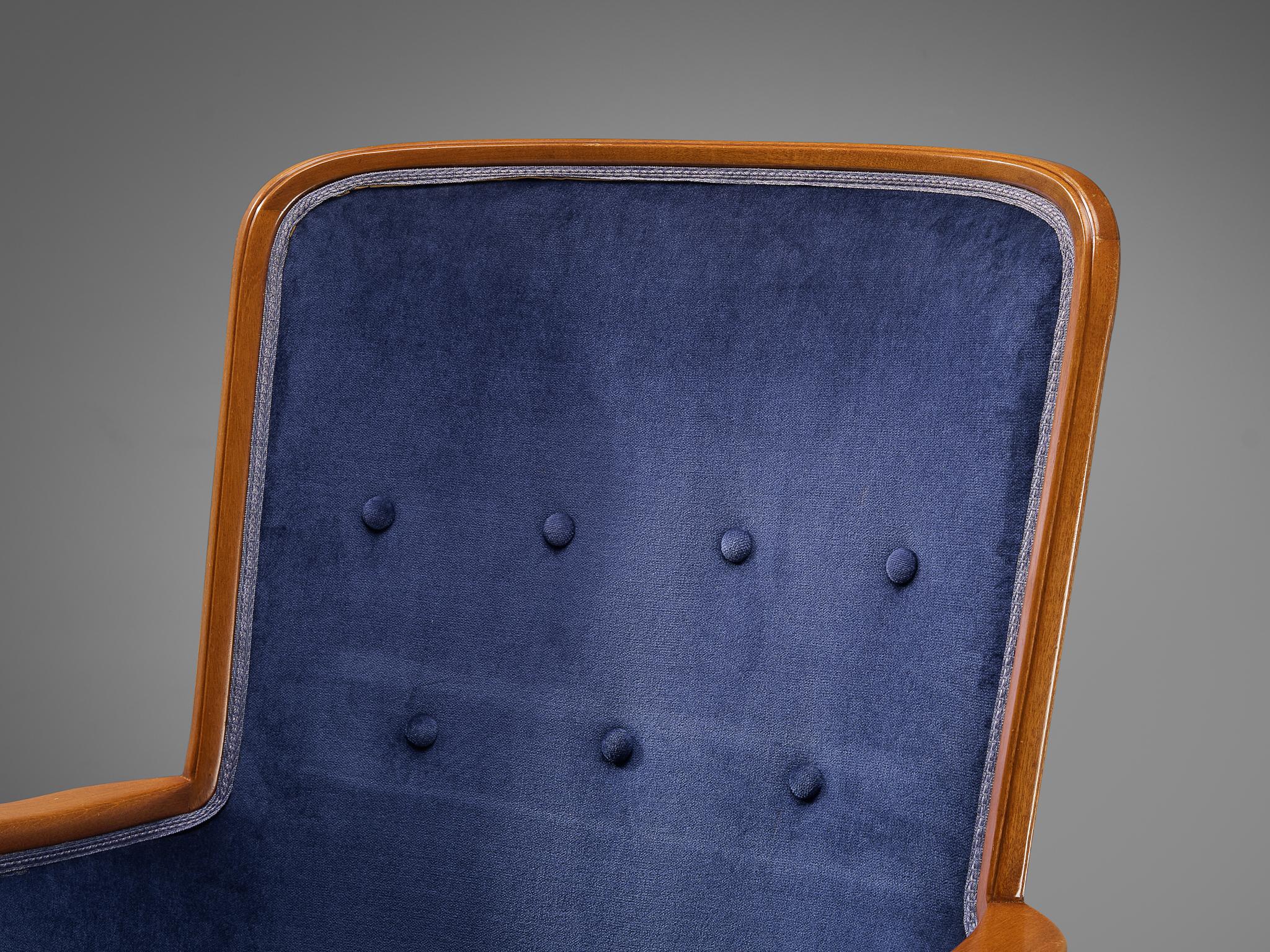 Carl Malmsten-Stuhl mit hoher Rückenlehne aus Mahagoni und blauer Polsterung  im Angebot 1