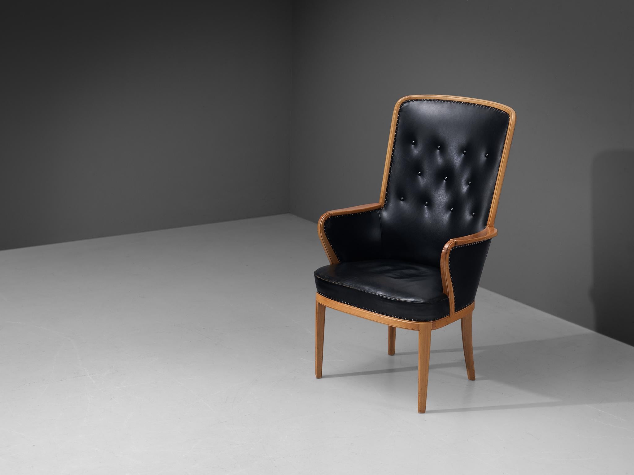 Carl Malmsten, chaise à haut dossier, noyer, laiton, cuir, Suède, années 1940. 

Rare fauteuil conçu par le designer suédois Carl Malmsten. Cette chaise présente un cadre en noyer chaud qui est joliment visible, et le motif des veines ressort