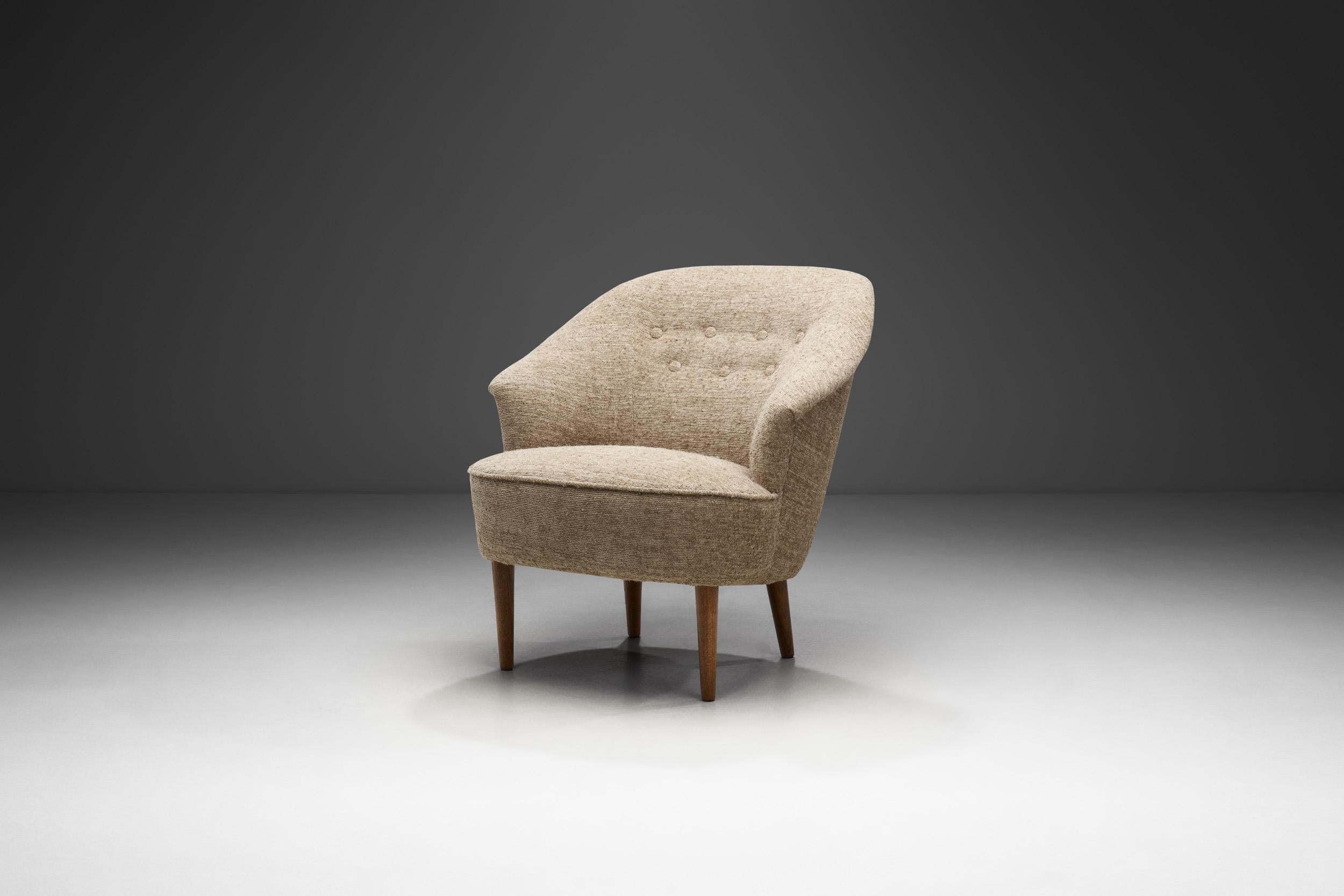 Carl Malmsten’s “Lillasyster” (little sister) easy chair is a stunning representation of the Swedish designer’s craftsmanship and creativity. “Neither light, nor eyes, nor people like bumping into sharp corners”, Malmsten explained. Therefore, all
