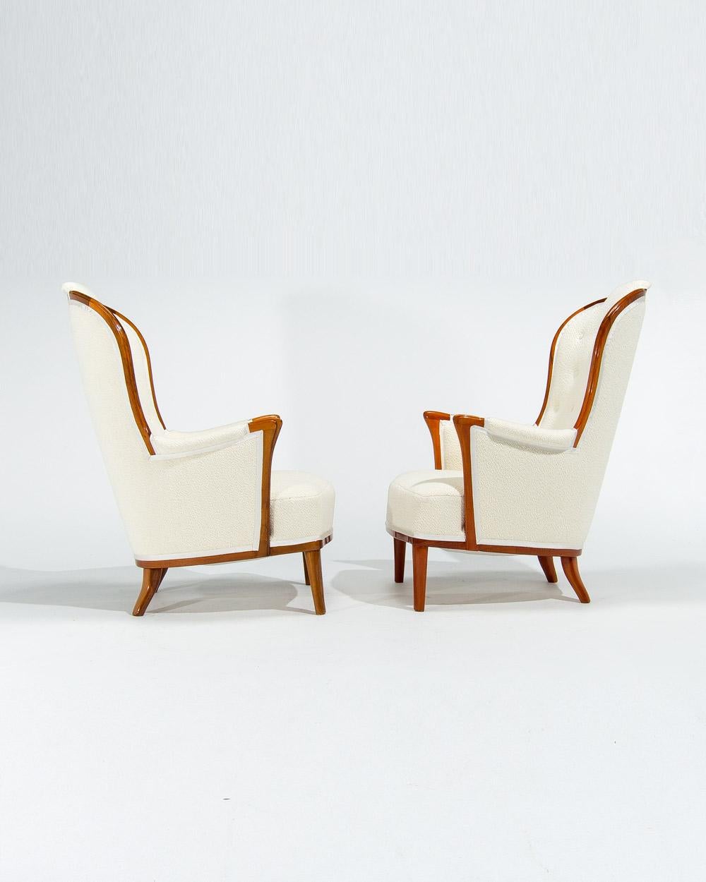 Cette superbe paire de chaises longues Carl Malmsten, fabriquée par O H Sjögren en Suède, illustre l'élégance et le savoir-faire du style Eleg suédois. Les magnifiques cadres en noyer ont été entièrement restaurés. Le bois a été soigneusement décapé