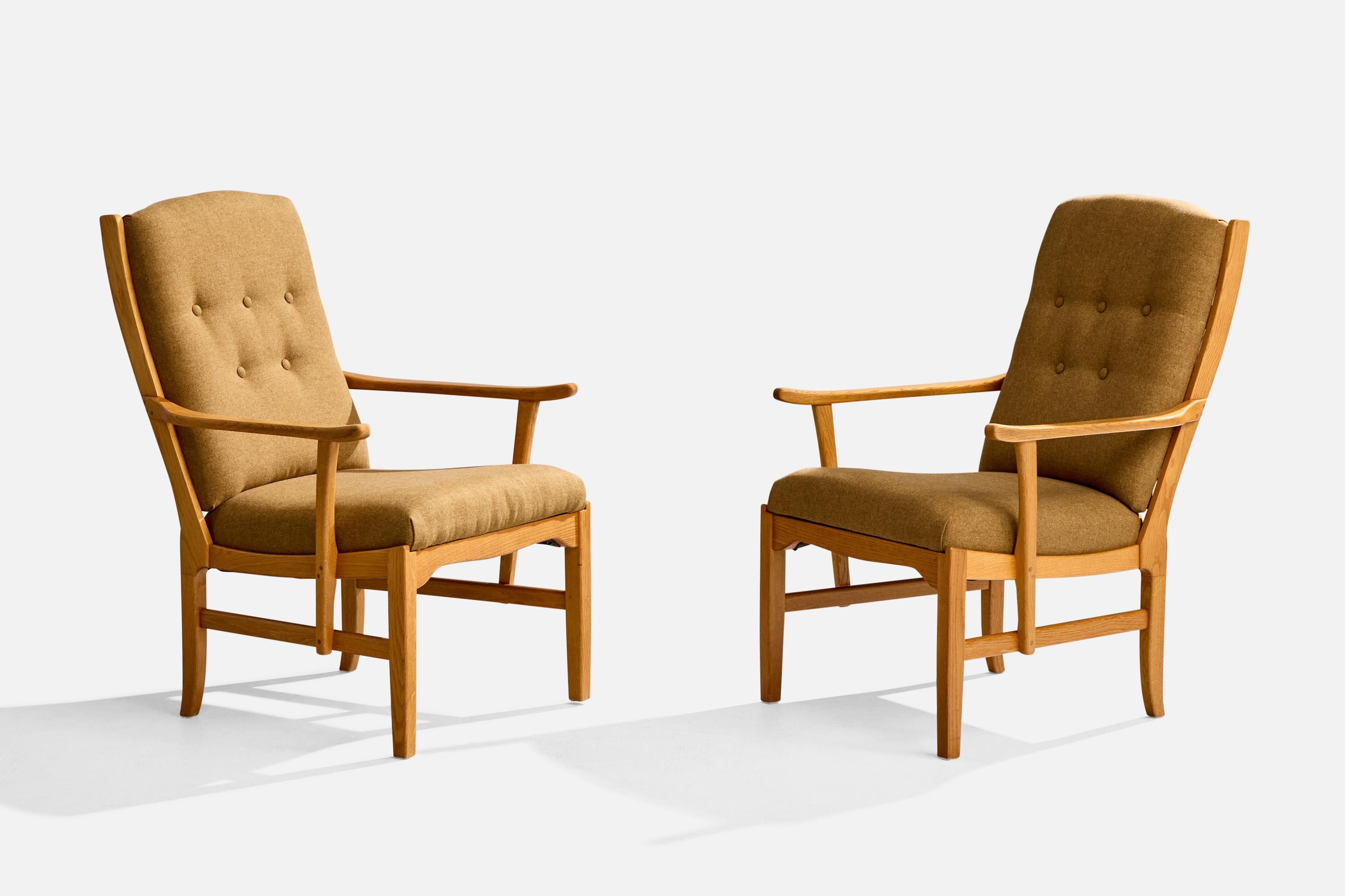 Pareja de sillones de salón de roble y tela marrón diseñados y fabricados por Carl Malmsten, Suecia, c. 1950.

Dimensiones totales (pulgadas): 36,0 