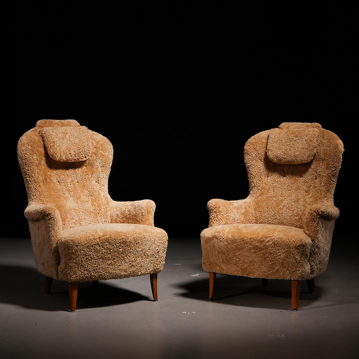 Pair of armchairs in honey sheepskin, model 