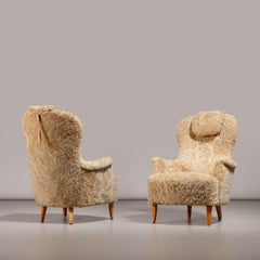 Carl Malmsten Paire de fauteuils "Honey" en peau de mouton miel, années 1950