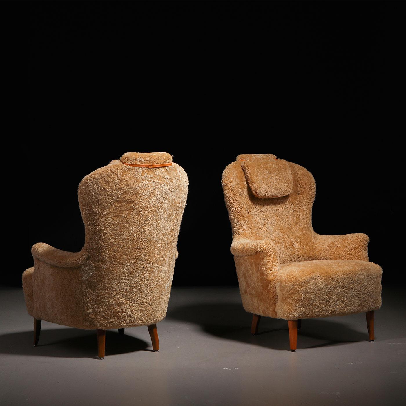 Carl Malmsten Paar 'Farmor' Sessel aus Honey Schafsleder, 1950er Jahre (Skandinavische Moderne) im Angebot