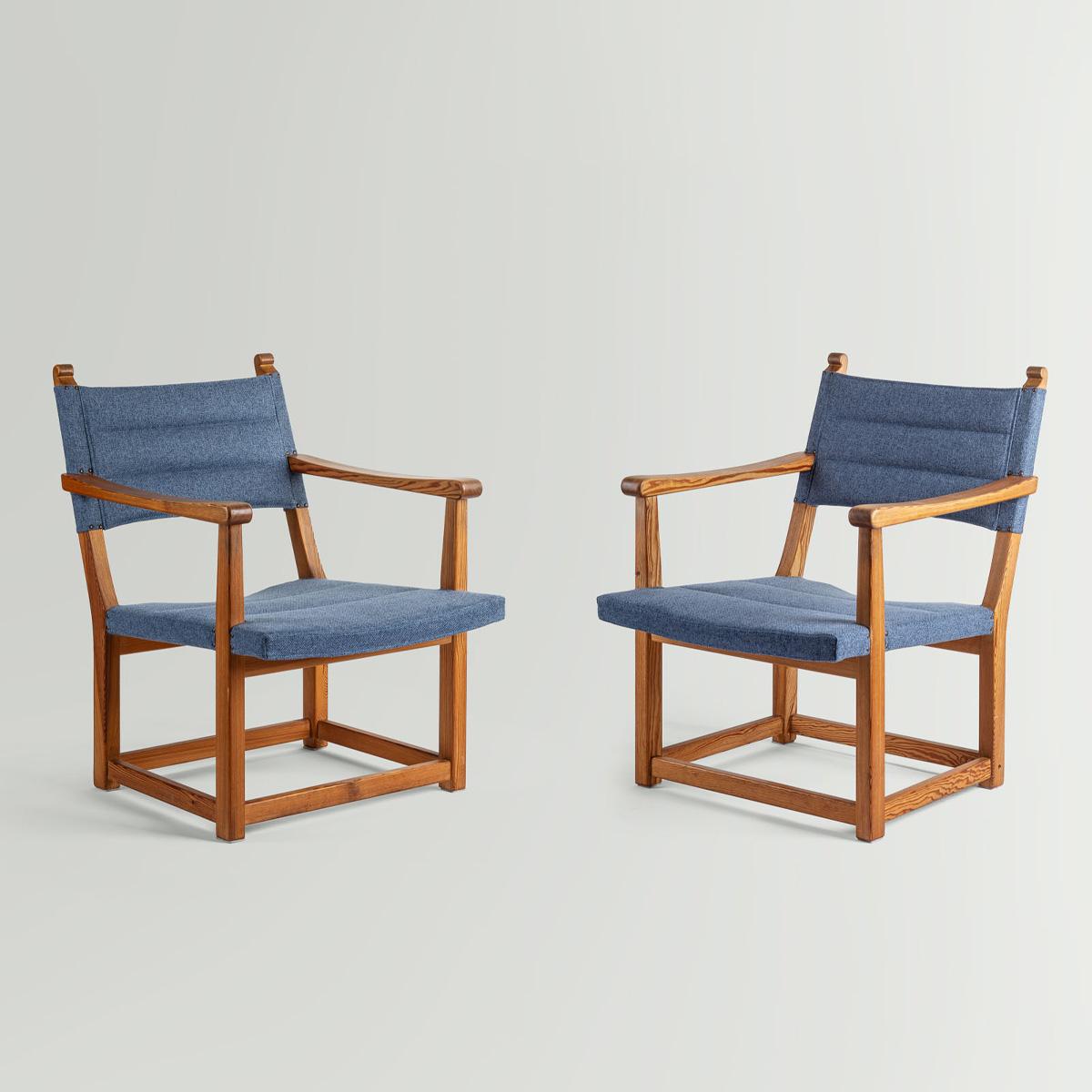 Pair of rare and elegant “Hängsits” armchairs in solid pine and blue fabric, designed by Carl Malmsten in Sweden, 1947.

Belonging among the rarer models of Carl Malmsten, these armchairs from the late 1940s feature unique block-shaped solid pine