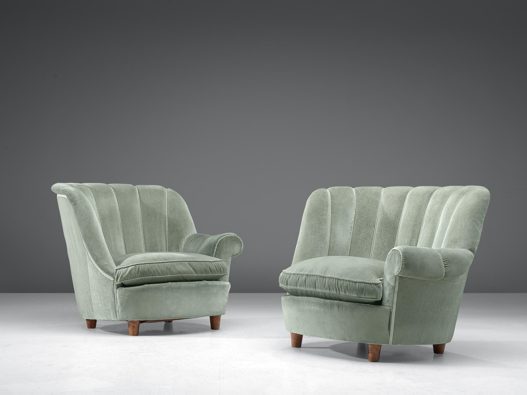 Carl Malmsten, pair of lounge chairs 'Redet', velvet and beech, Sweden, 1930s

A soft curved back that flows over in only one armrest per chair. This snuggle-up 