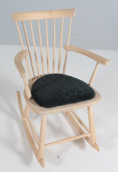 Poltrona a dondolo in betulla di Carl Malmsten, modello Lille Åland