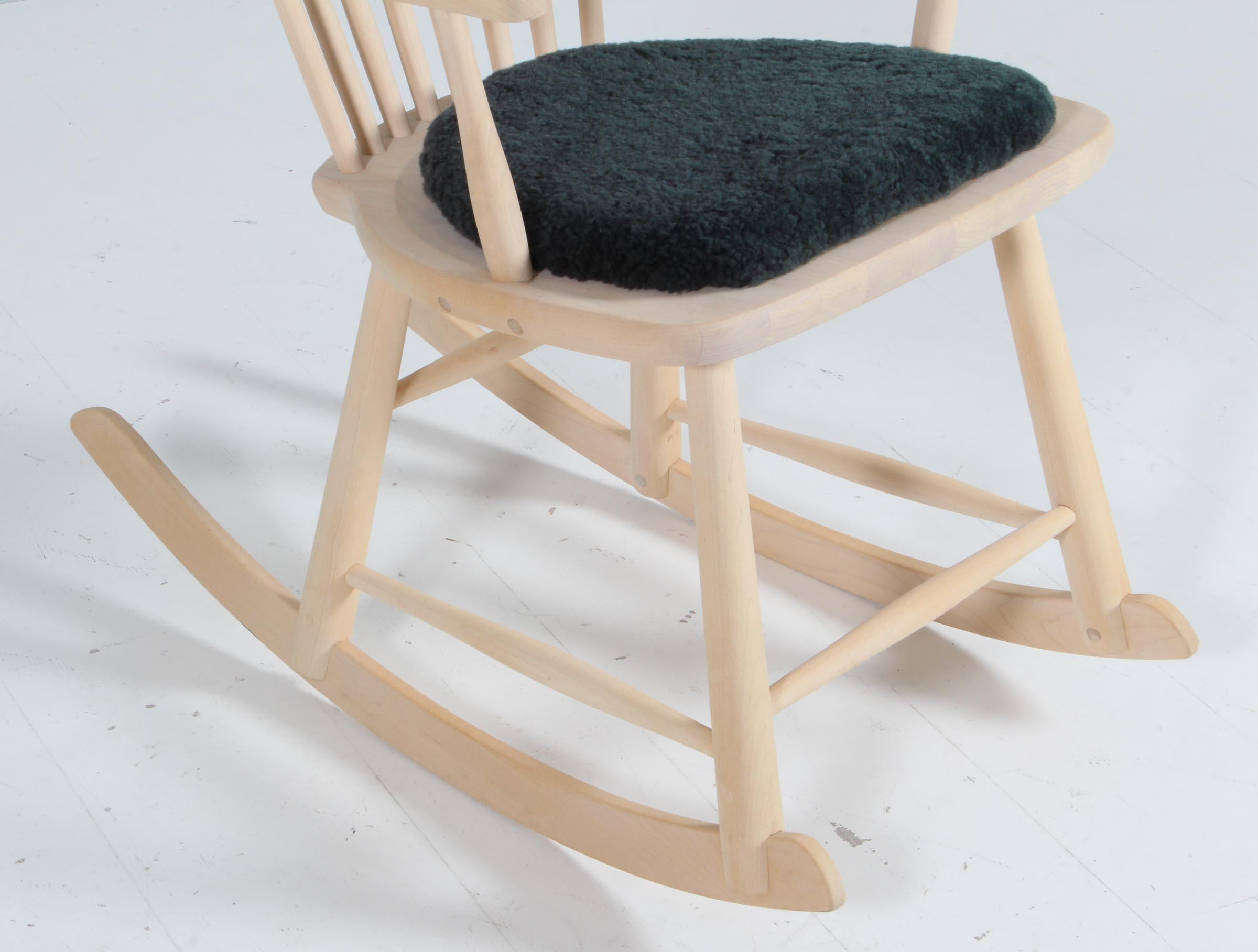 Scandinave moderne Carl Malmsten fauteuil à bascule en bouleau, modèle Lille Åland en vente