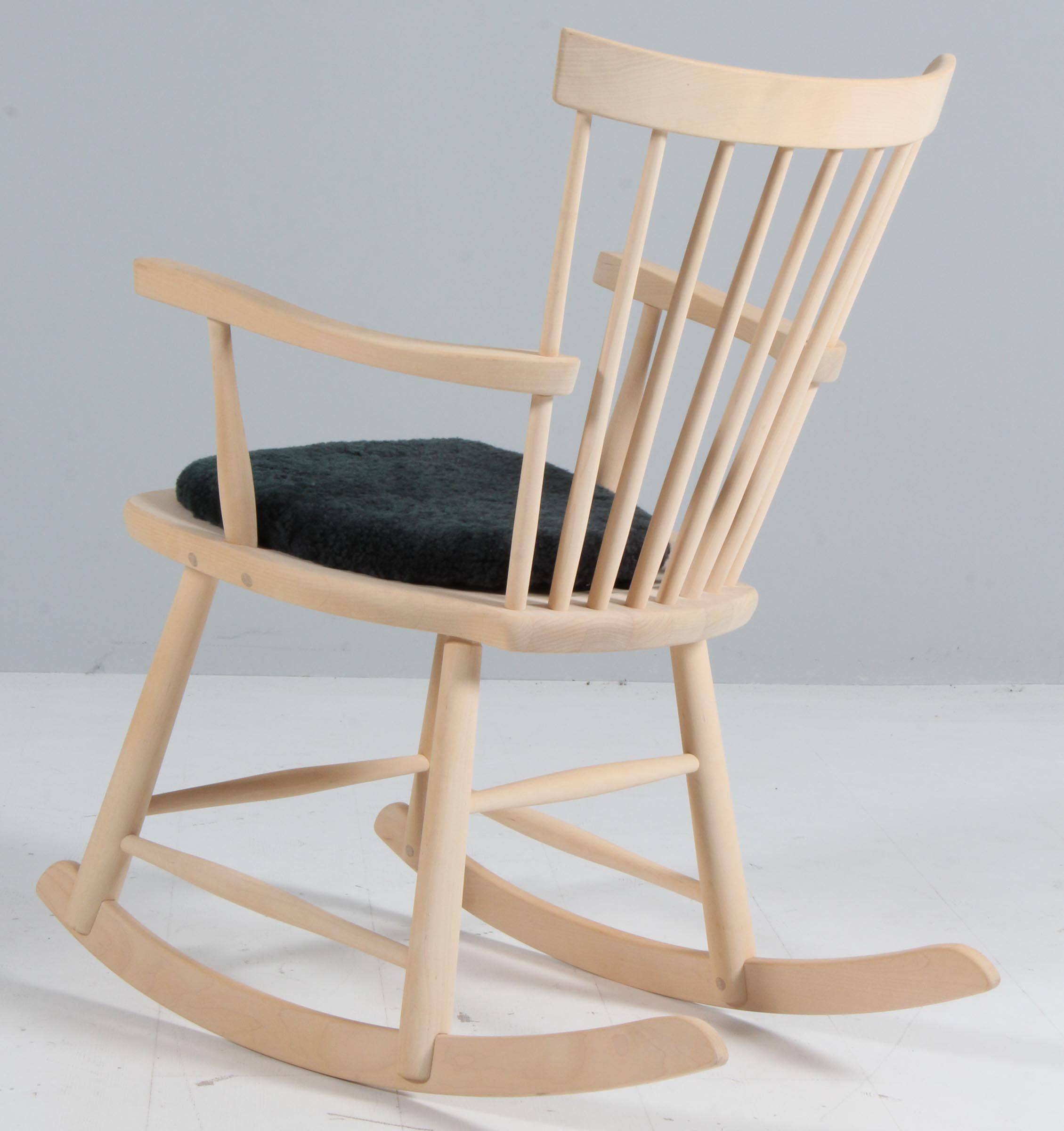 Milieu du XXe siècle Carl Malmsten fauteuil à bascule en bouleau, modèle Lille Åland en vente