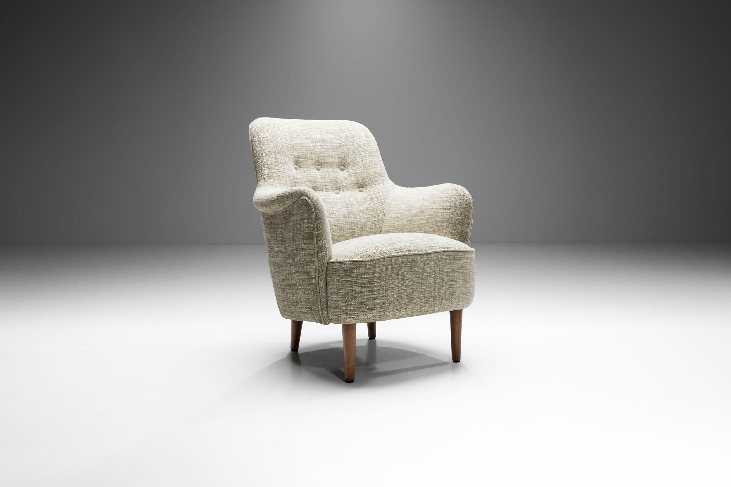 “Samsas” is for many the most associated model with Carl Malmsten. The designer devoted his life to the renewal of traditional Swedish craftsmanship, inspired by Swedish country manors and rustic styles. In this spirit, Samsas is today regarded as